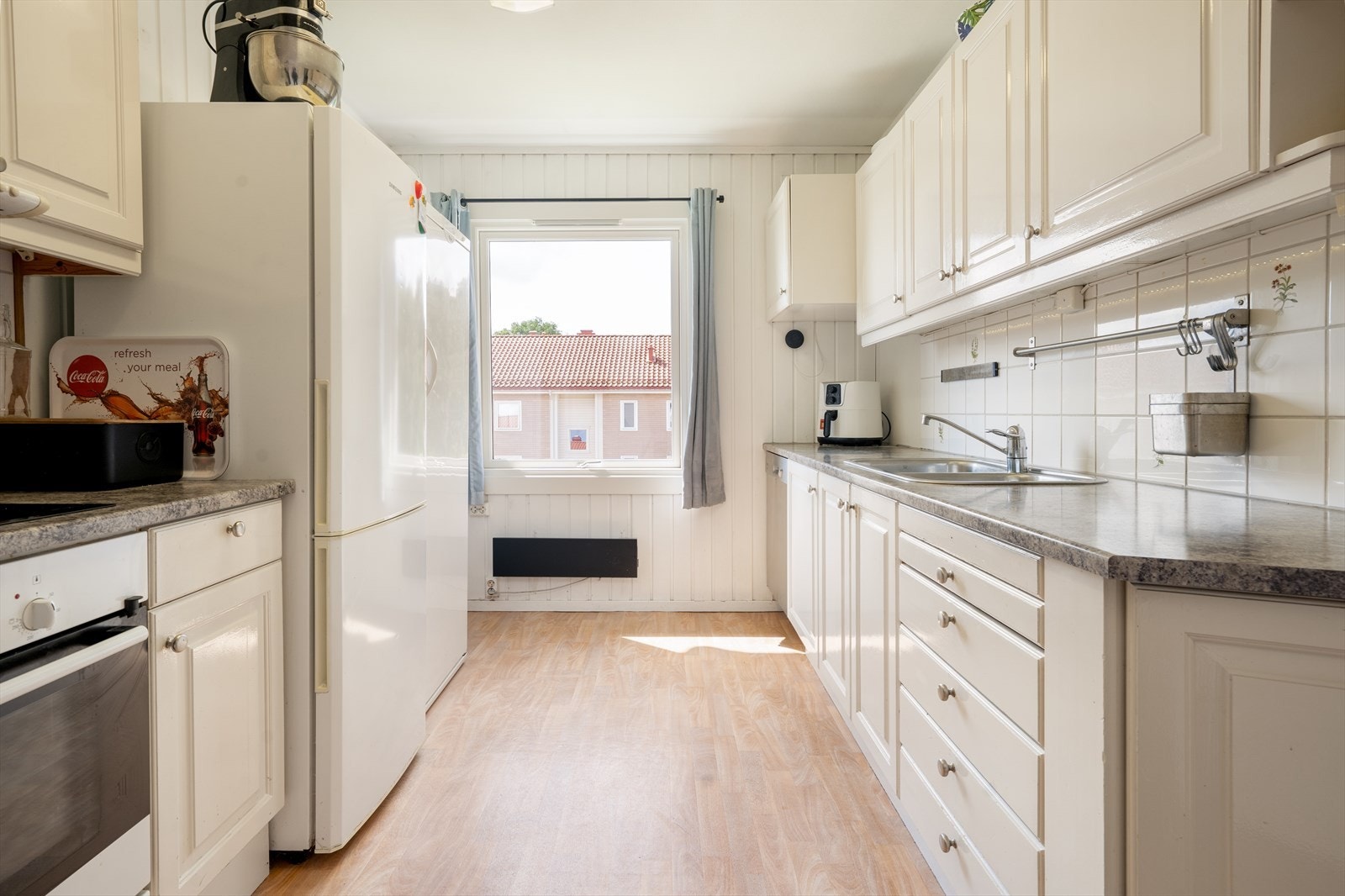 Innredningen har ventilator med avtrekk ut, integrert komfyr med keramisk platetopp og opplegg for oppvaskmaskin.
120L varmtvannstank er plassert i kjøkkenskap. Galleribilde