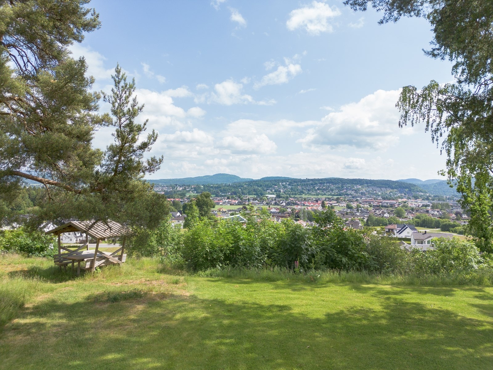 Det er flott utsikt fra Kongehaugen som er rett på utsiden av blokka. Galleribilde