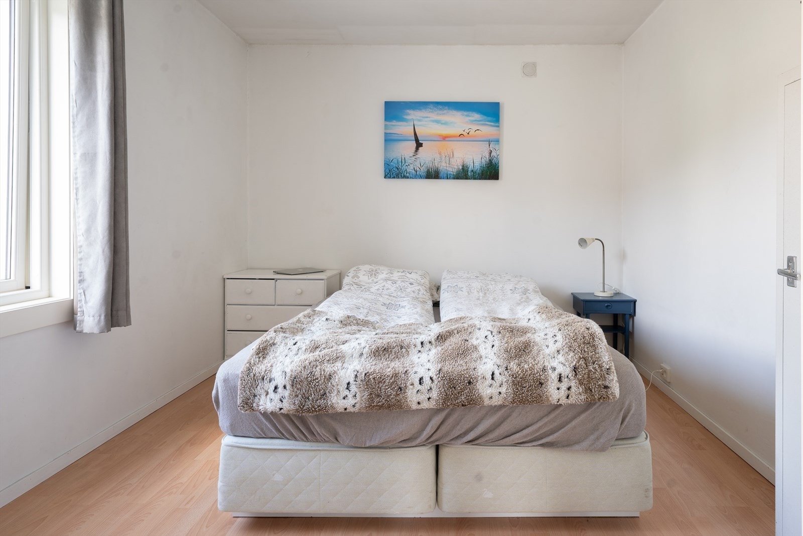 Soverom nr. 1 er 11 kvm stort, og har laminat på gulv og malte flater på vegger. Her er det dobbelt garderobeskap. Galleribilde