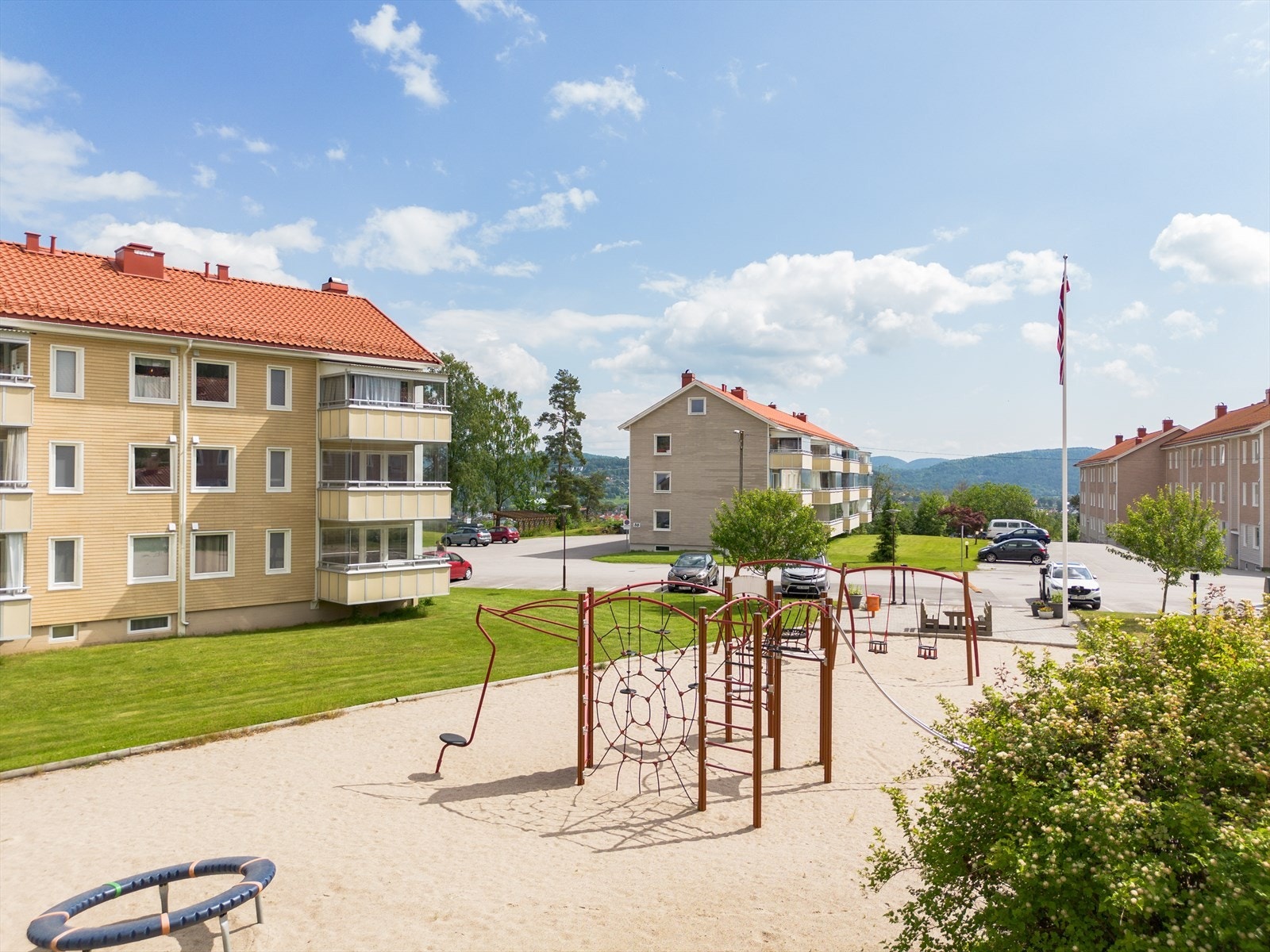 På lekeplass ble det byttet ut både apparater, sandbasseng og innramming i 2013. Galleribilde