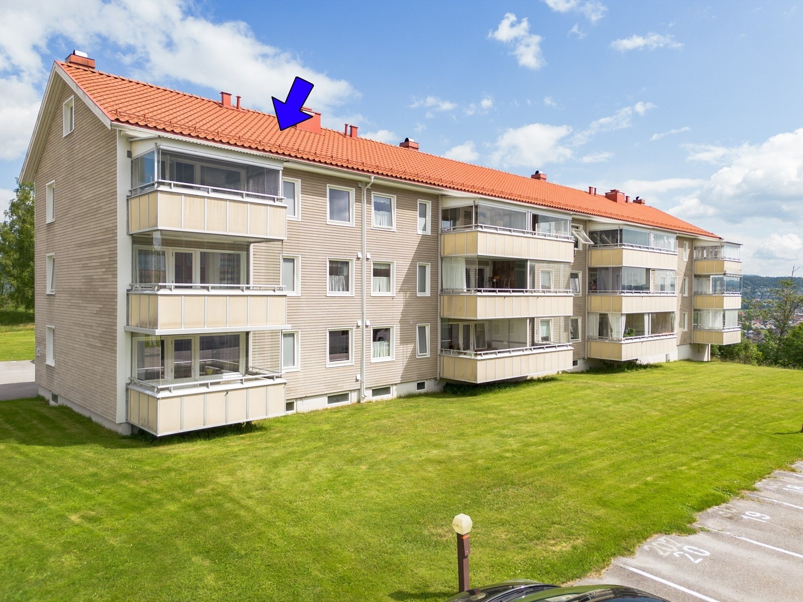 EiendomsMegler1 ved Isabell Heidenreich-Riis presenterer Kongerødvegen 56C! Boligen ligger høyt og fritt i 3. etasje på enden av bygget. Galleribilde