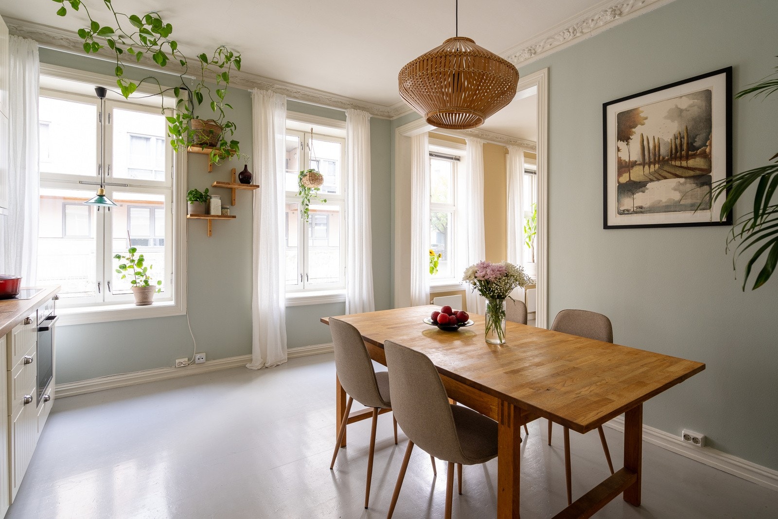 Videre er kjøkkenet romslig, så her har du også plass til en hyggelig spisegruppe! Galleribilde