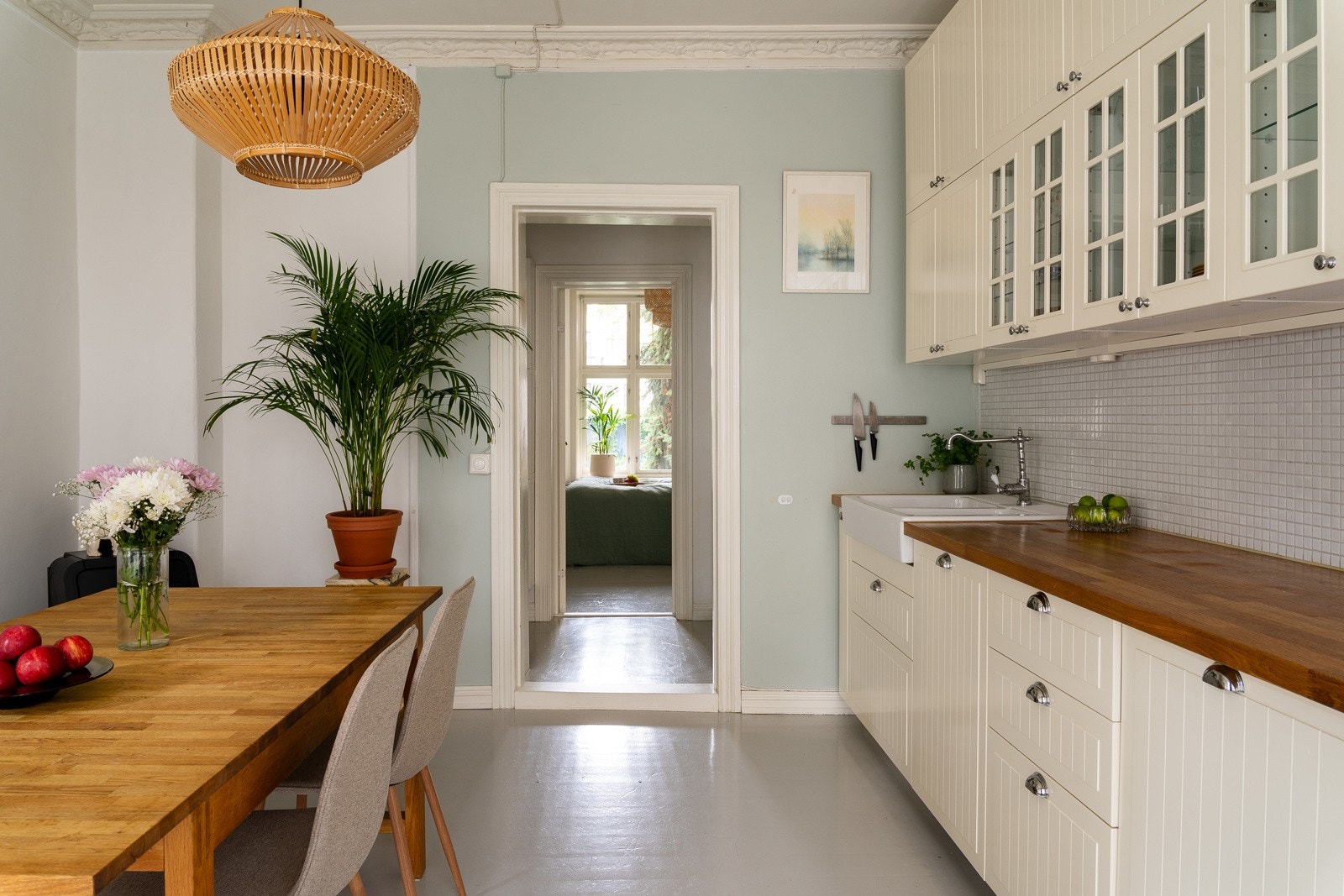 Innredningen har slette fronter i hvit-utførelse og benkeplate i tre. Galleribilde