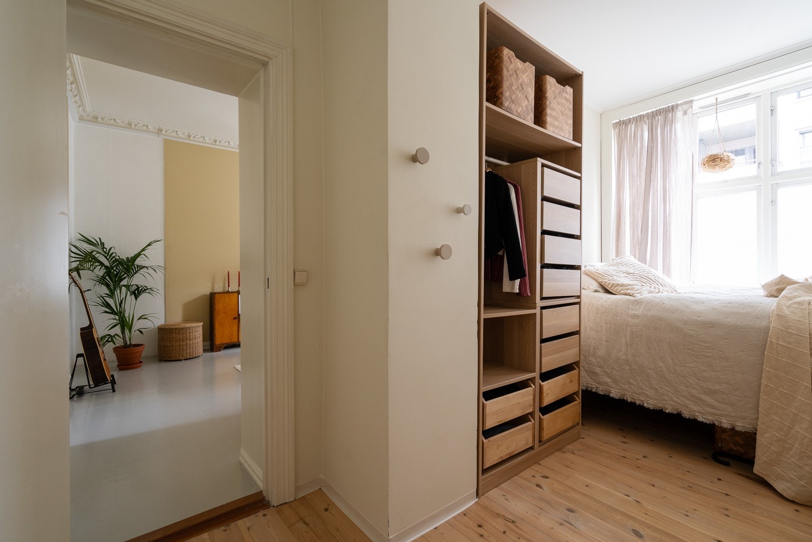 Soverom 1 er utsyrt med et praktisk garderobeskap som medfølger handelen. Galleribilde