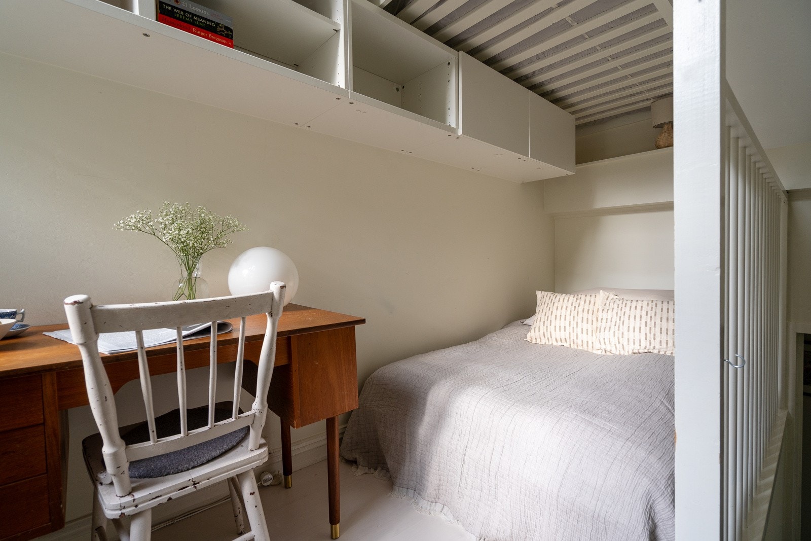 Plassbygde hyller og hems. Galleribilde