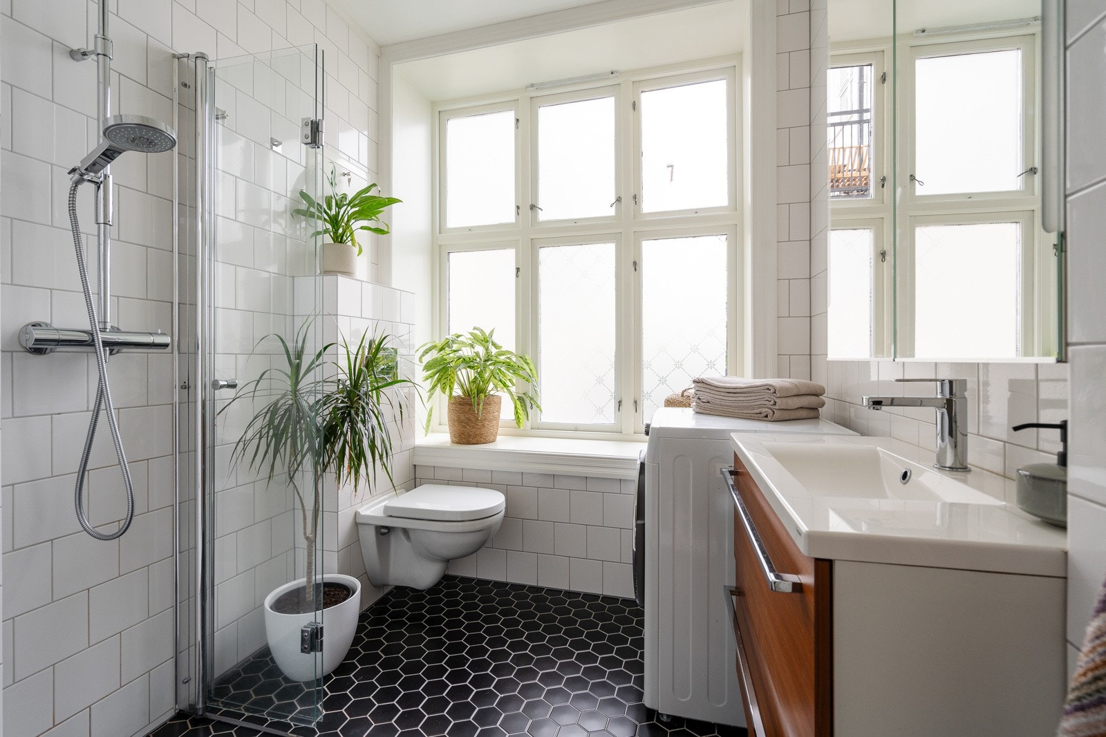 Delikat bad med behagelig gulvvarme! Vinduet gir økt romfølelse, naturlig dagslys og mulighet for utlufting. Galleribilde