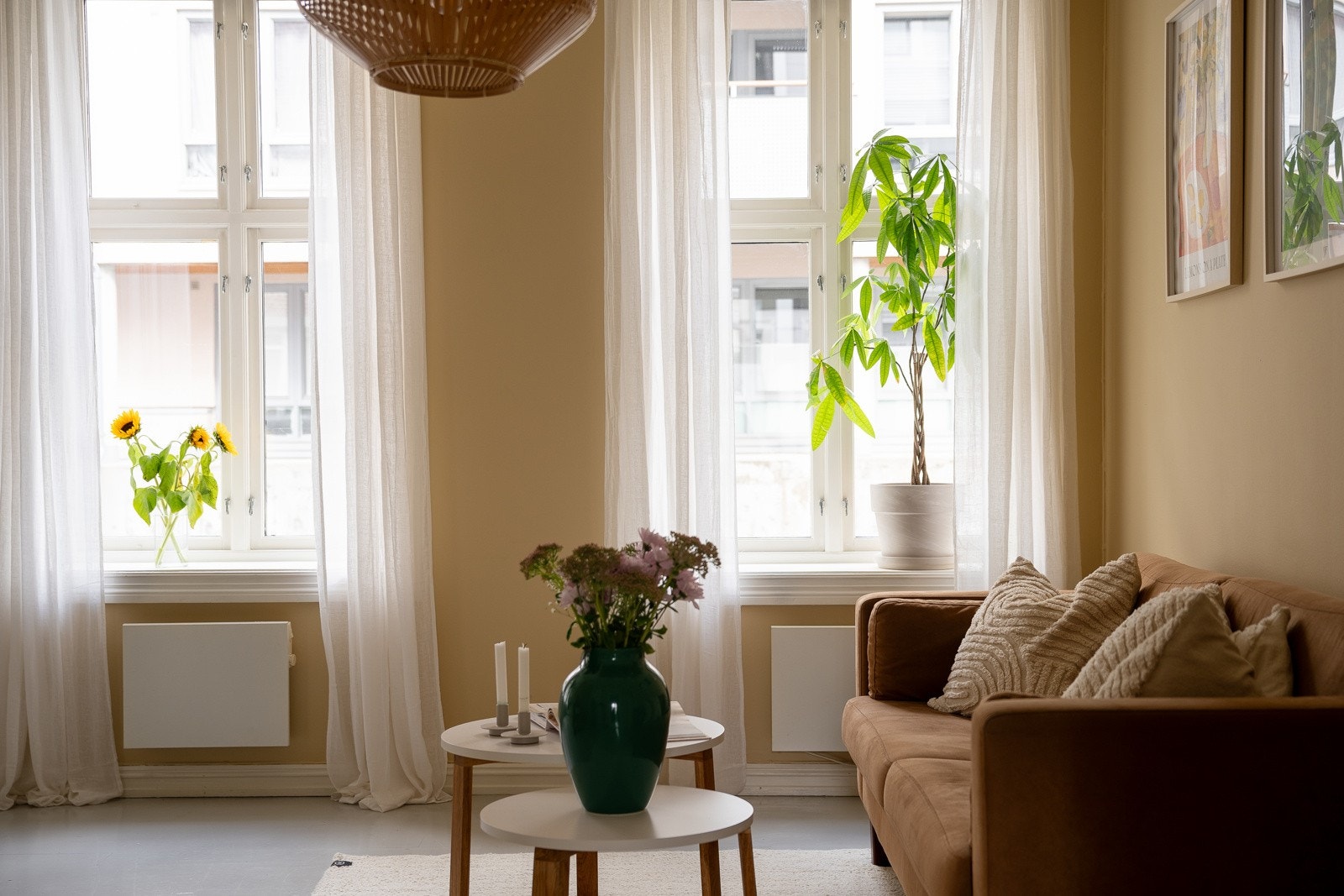 Stuen er romslig, så her har du god plass til både sofagruppe, spisebord og TV med tilhørende møblement. Galleribilde