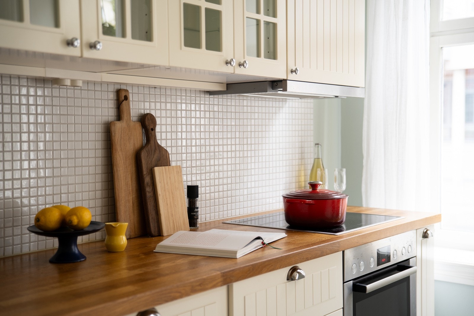 Det er lagt fliser over benkeplaten som sørger for en enklere rengjøring. Under overskapene er det belysning og stikkontakter. Galleribilde