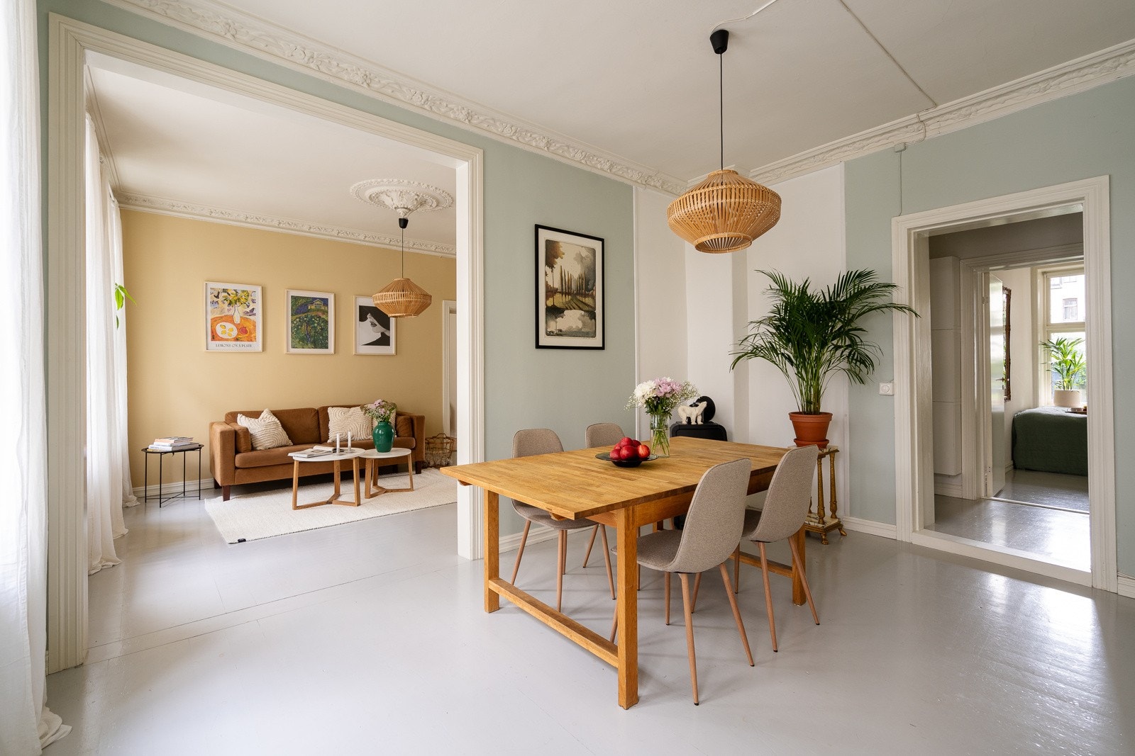 Det er adgang til kjøkkenet fra både entréen og stuen. Galleribilde