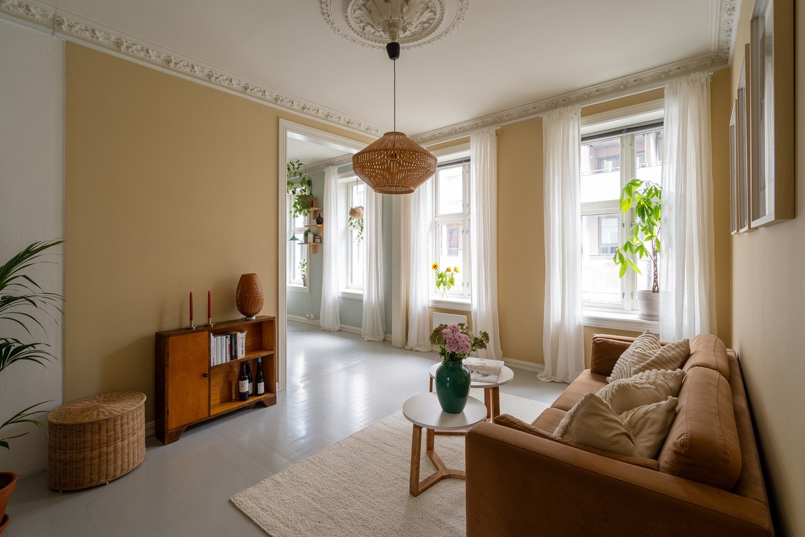 Leiligheten har klassiske, store vindusflater med brede karmer som slipper inn rikelig med naturlig lys i boligen. Galleribilde