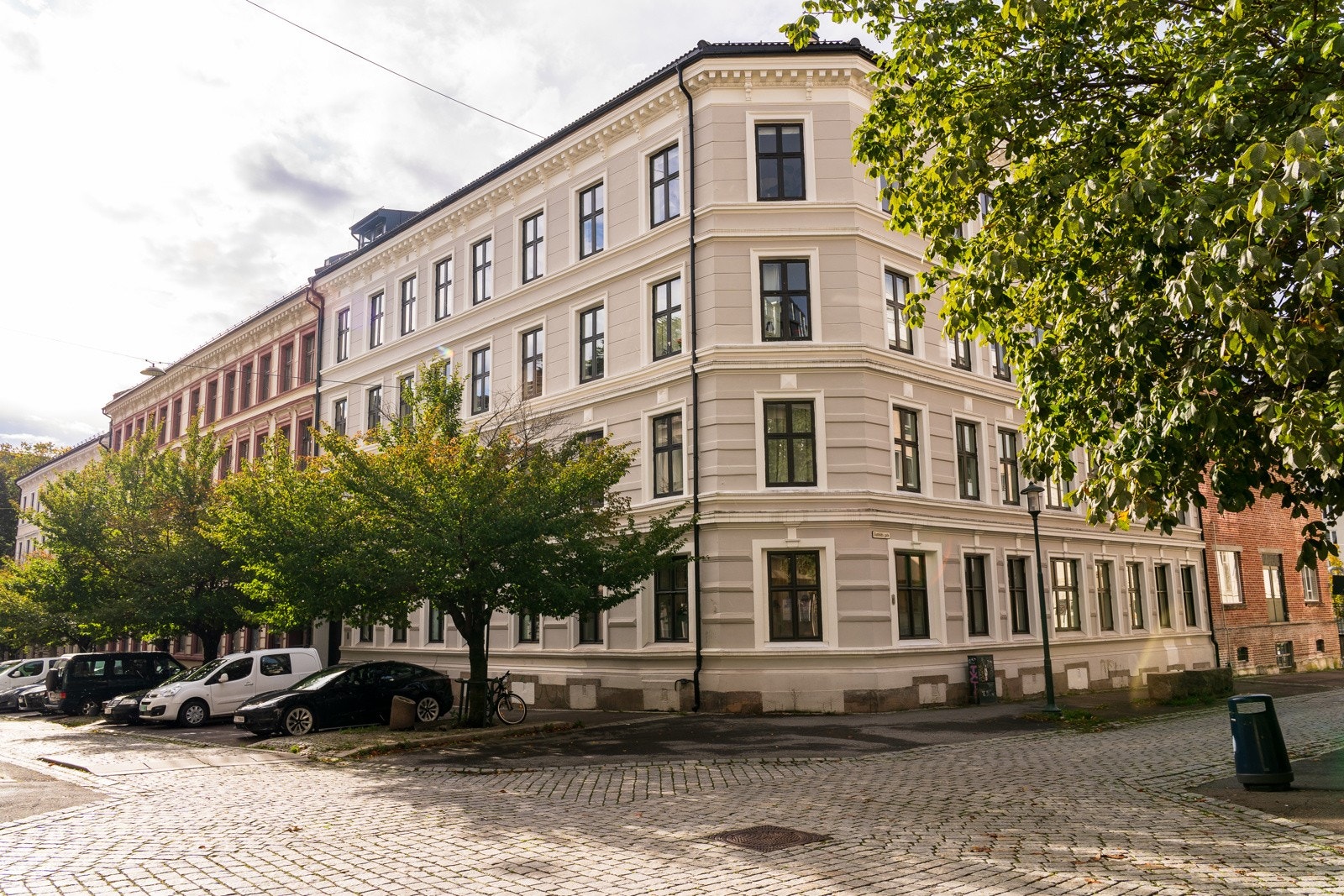 Eiriks gate er en rolig miljøgate med redusert biltrafikk. Galleribilde