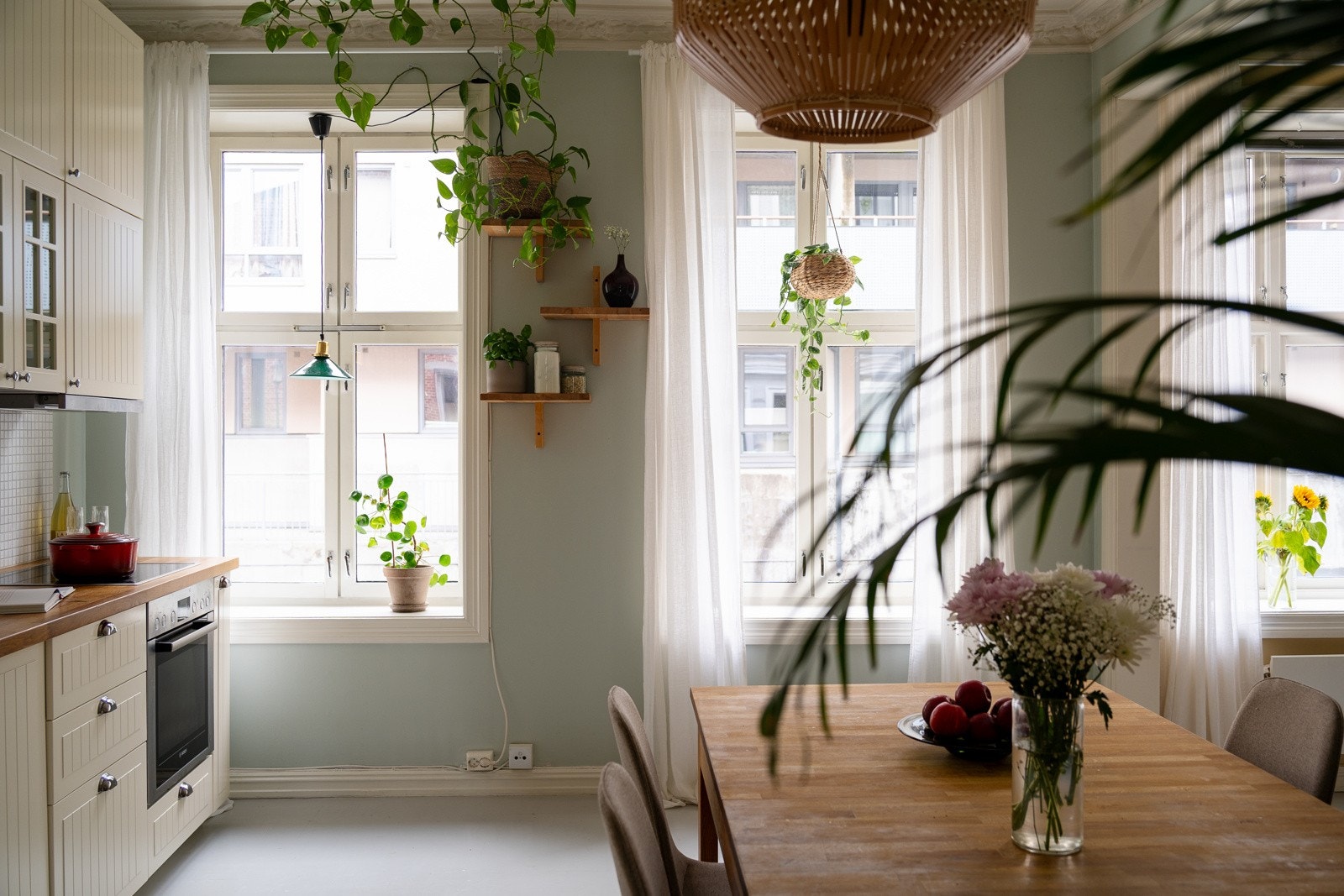 De integrerte hvitevarene som stekeovn, platetopp, oppvaskmaskin og kjøleskap med fryser medfølger handelen. Galleribilde