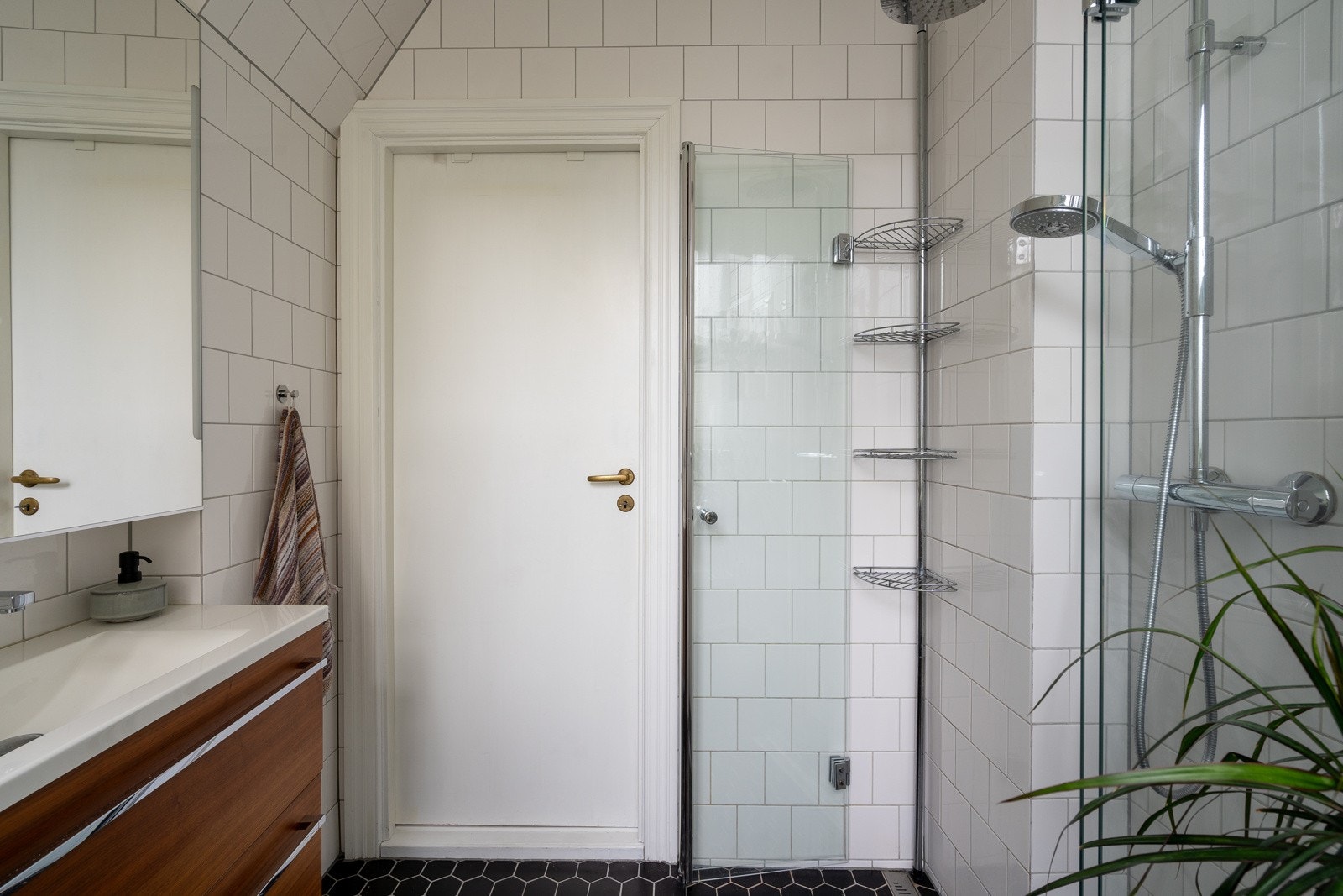 Baderommet består av servant med underskap, speil med belysning, vegghengt toalett og dusj med svingbare dusjvegger og regnfallsdusj. Galleribilde