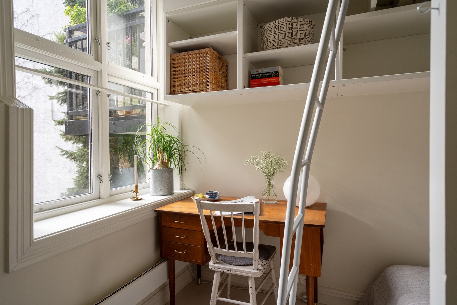 Soverom 3 har en praktisk hems, så her er det plass til to soveplasser! Med tre soverom egner det ene seg ypperlig for gjesteværelse, barnerom eller hjemmekontor. Galleribilde