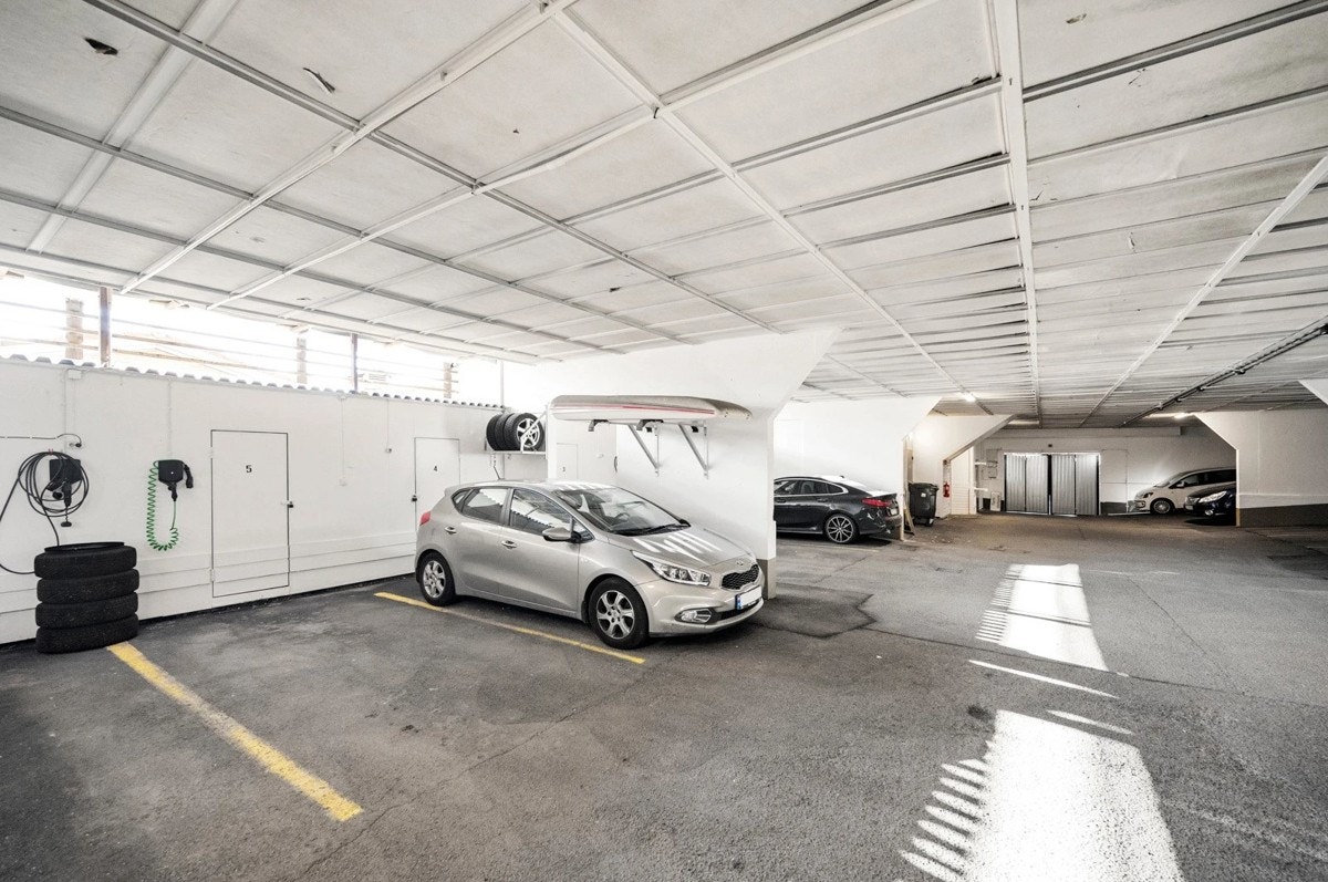 Leiligheten disponerer garasjeplass nr. 5 med elbil-lader (Easee). Garasjeplassen befinner seg i et felles lukket garasjeanlegg i blokkens kjeller/u.etasje. Galleribilde