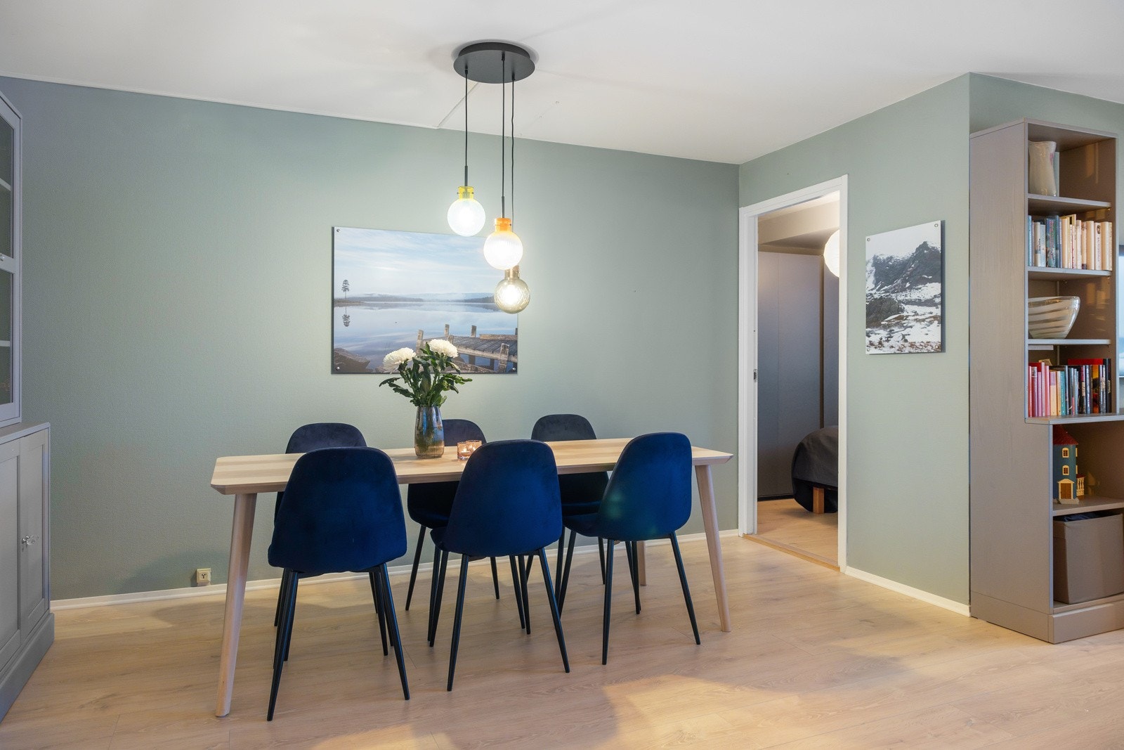 Rommets størrelse sørger for flere gode innredningsmuligheter med god plass til stor sofagruppe, spisebord og øvrig ønsket møblement. Galleribilde