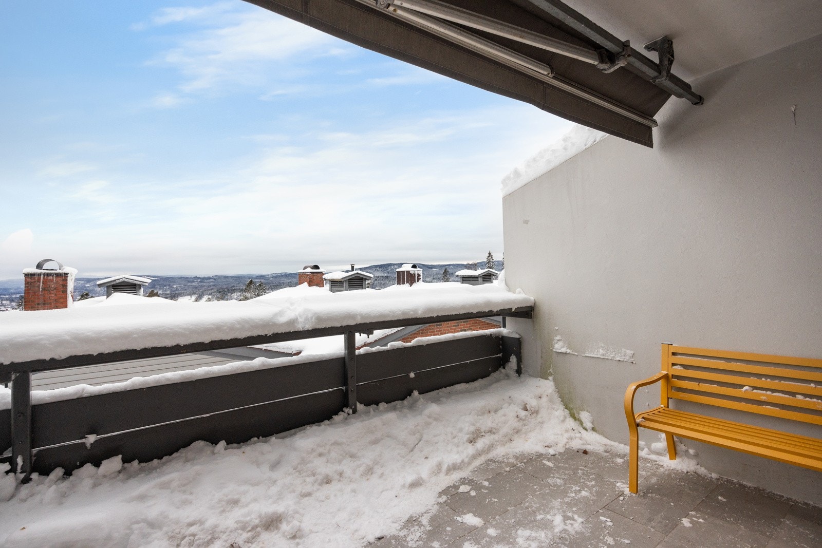 Fantastisk sydvestvendt terrasse på hele 15 kvm! Her kan du nyte vidstrakt utsikt og helt optimale solforhold. Galleribilde
