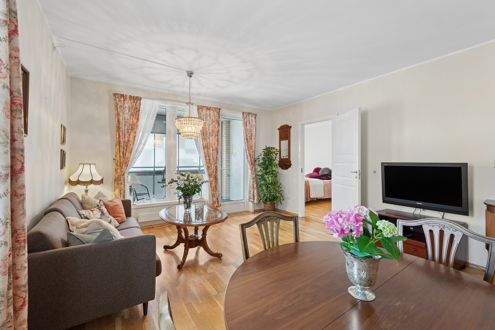 De store vinduene slipper inn godt med lys og her kan måltidene nytes. Galleribilde