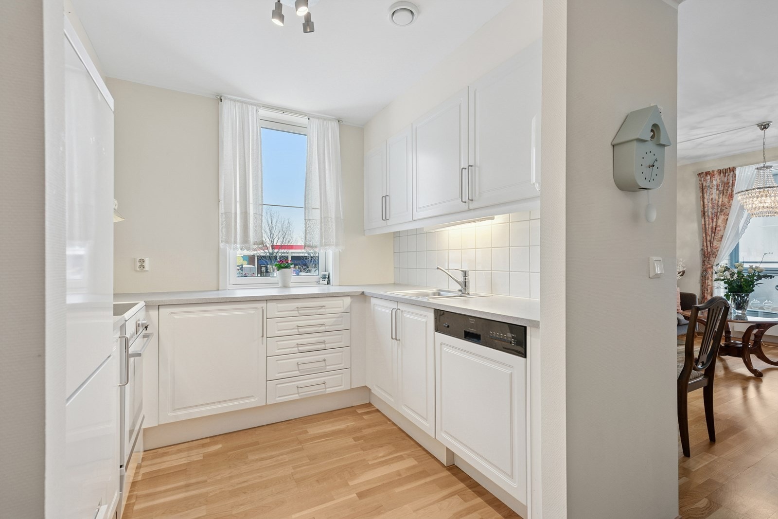 Kjøkkenet ligger i tilknytning til stuen. Galleribilde