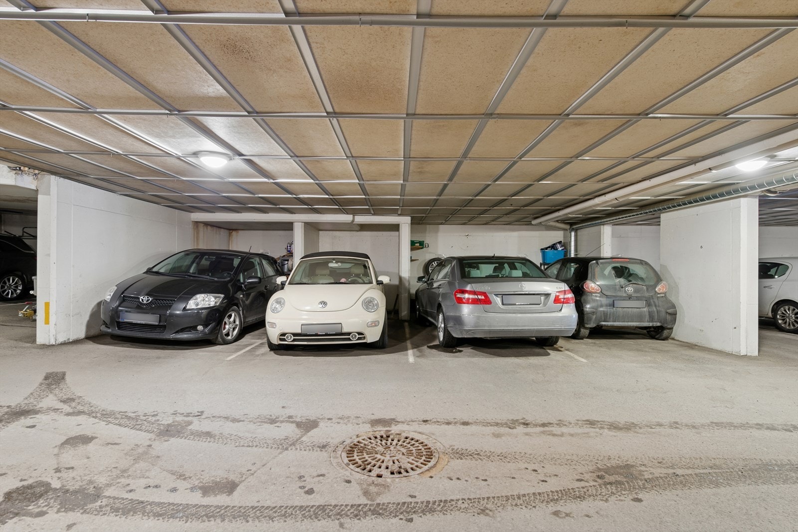 Se punkt "parkering" i salgsoppgaven ang. ladepunkt for elbil. Galleribilde