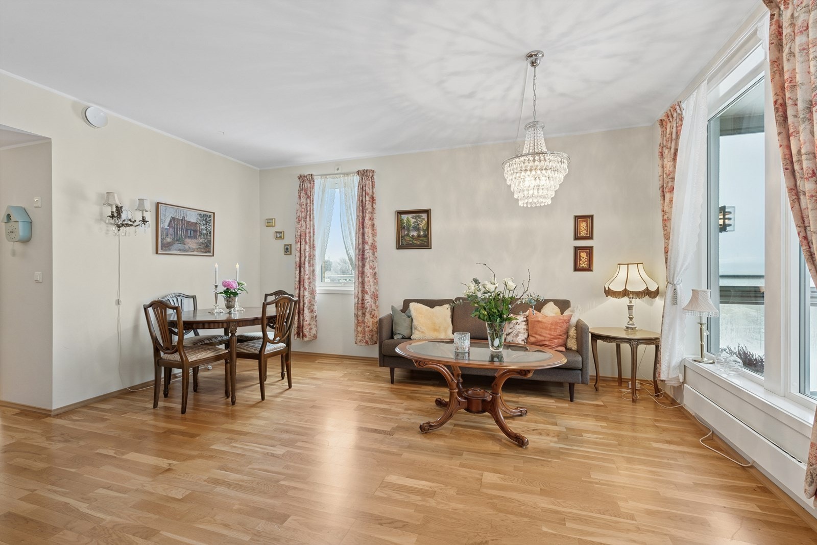 Her får du et stort oppholdsrom, god standard og generøse vindusflater. Galleribilde