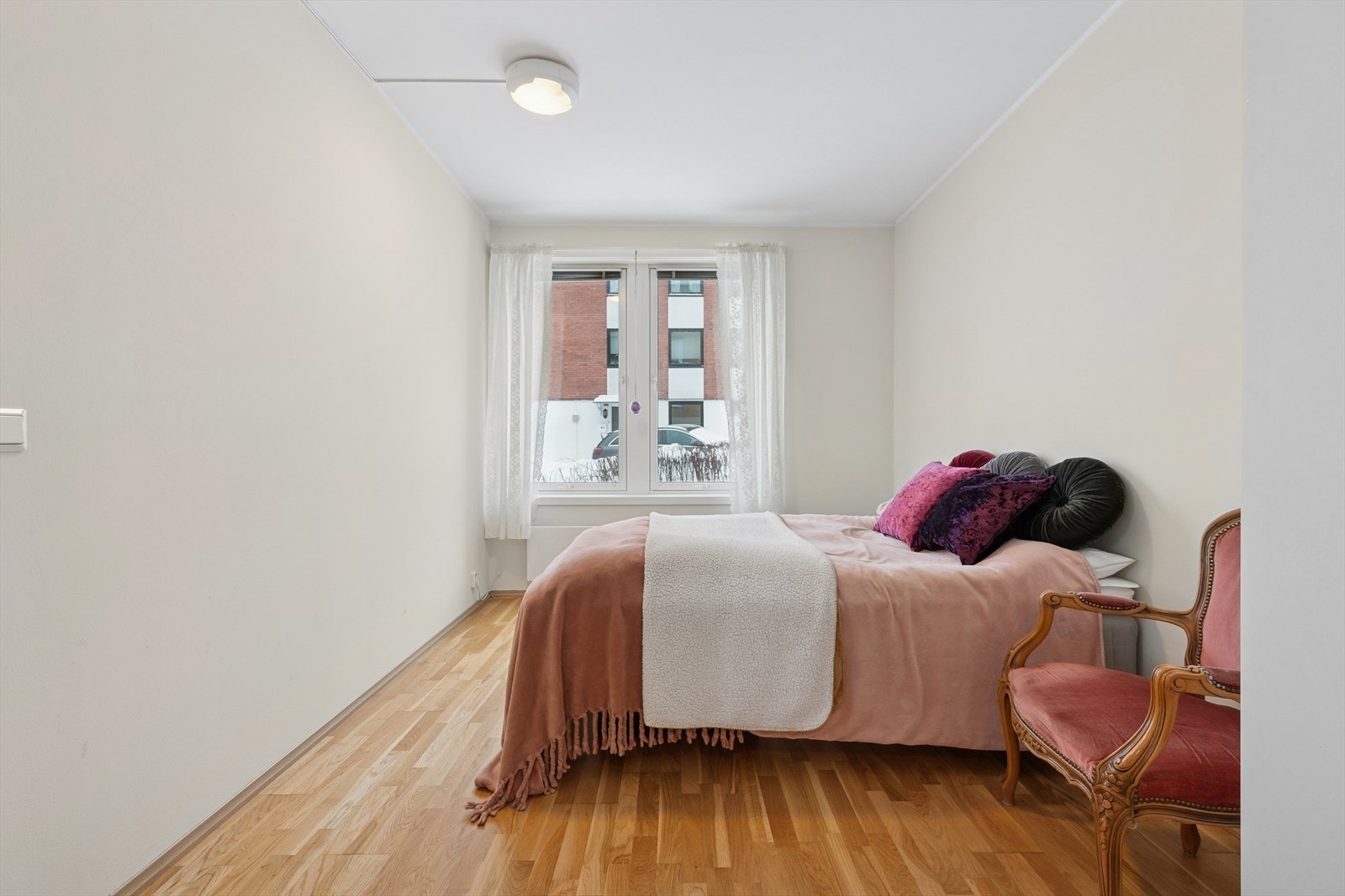 Soverommet har eget garderoberom med praktisk tilknytting til badet. Galleribilde