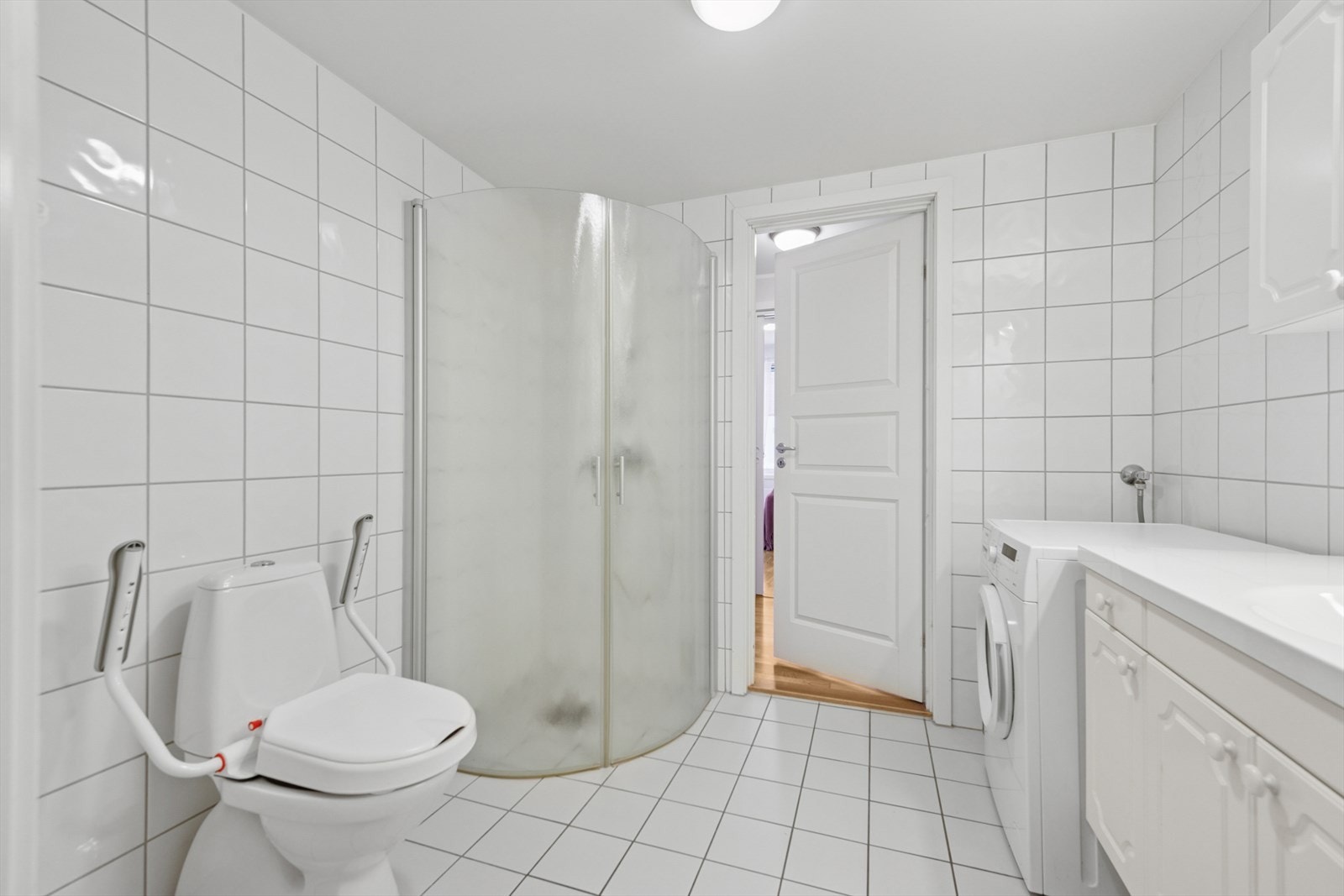 Badet har lyse fliser på vegger og gulv med varmekabler. Galleribilde