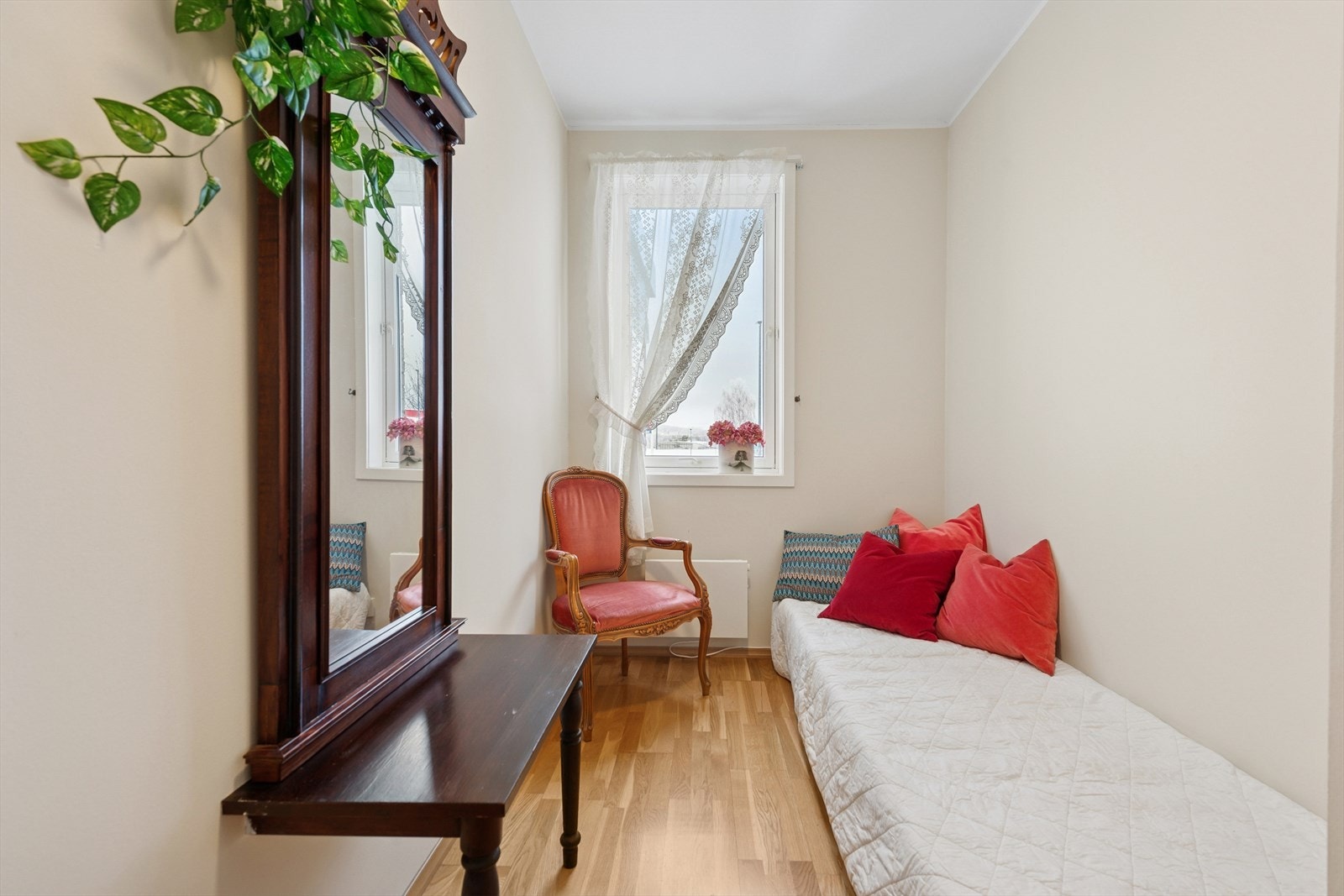 Det andre soverommet har plass til seng og ønsket møblement som frittstående skap. Galleribilde