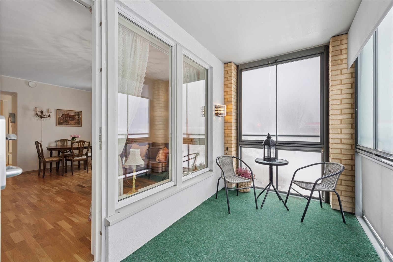 Praktisk innglasset balkong med god plass til ønsket møblement. Galleribilde