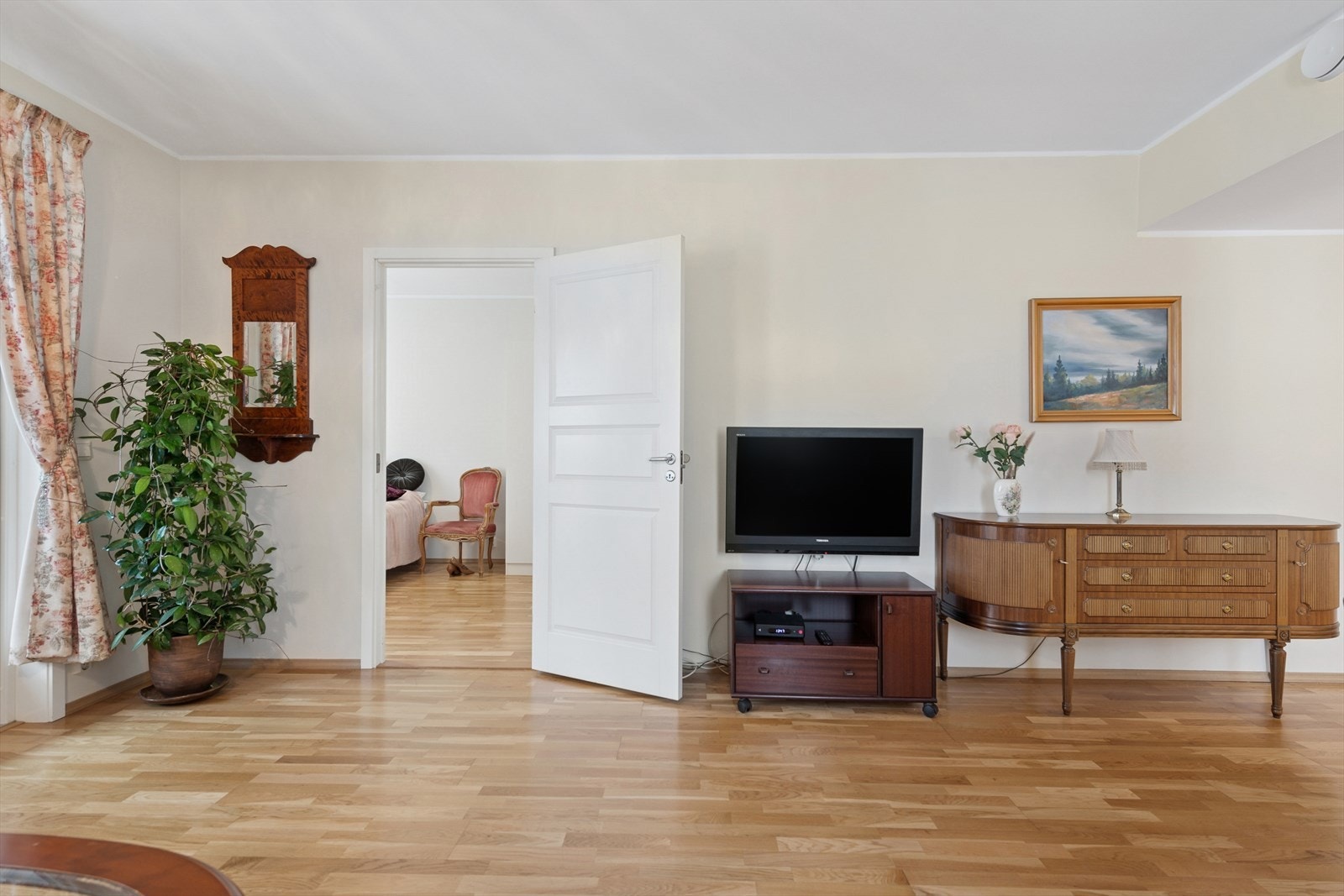 Stuen er romslig med plass for hva man skulle ønske av møbler. Galleribilde