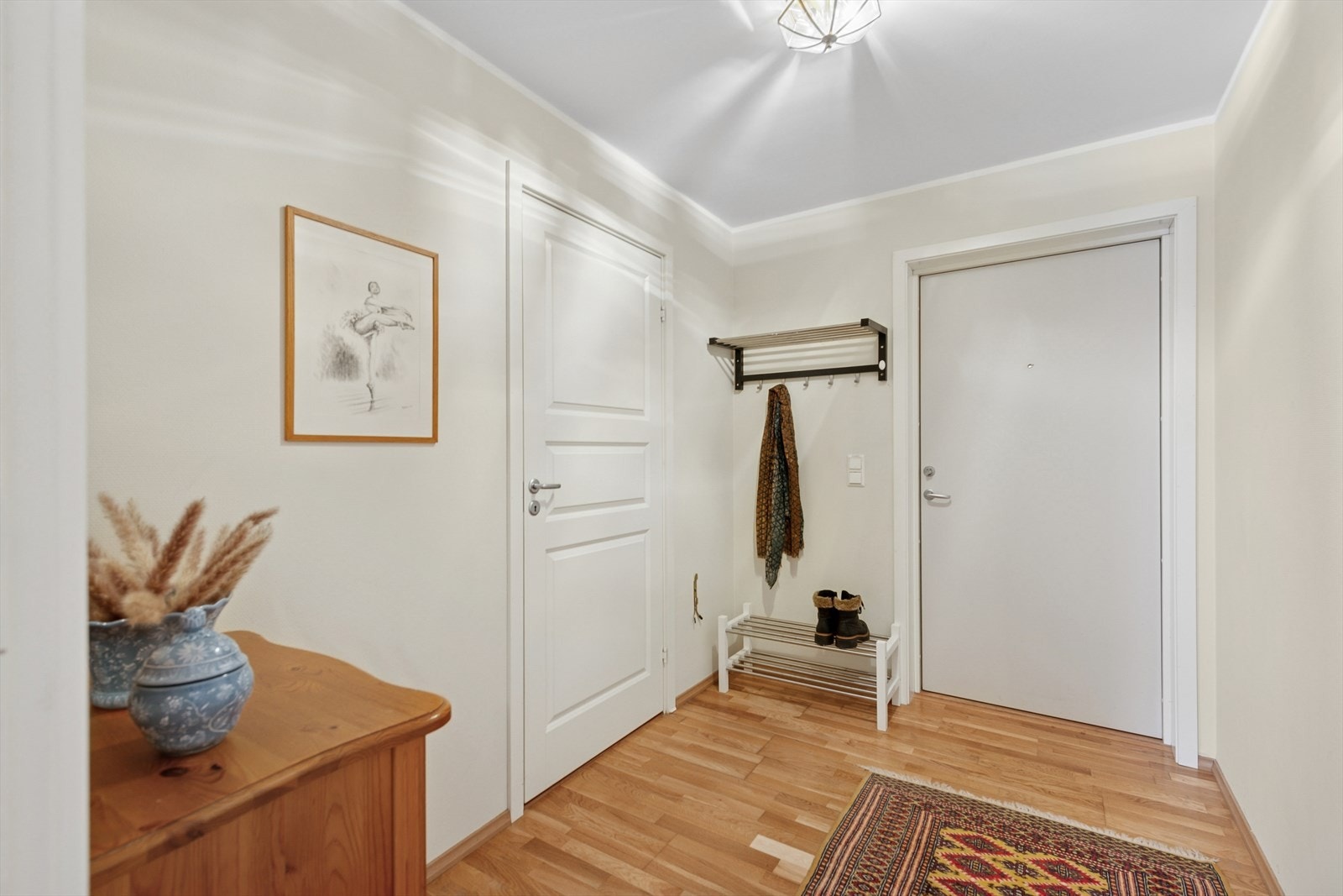 Det er enkel adkomst til leiligheten via bakkeplan. Galleribilde