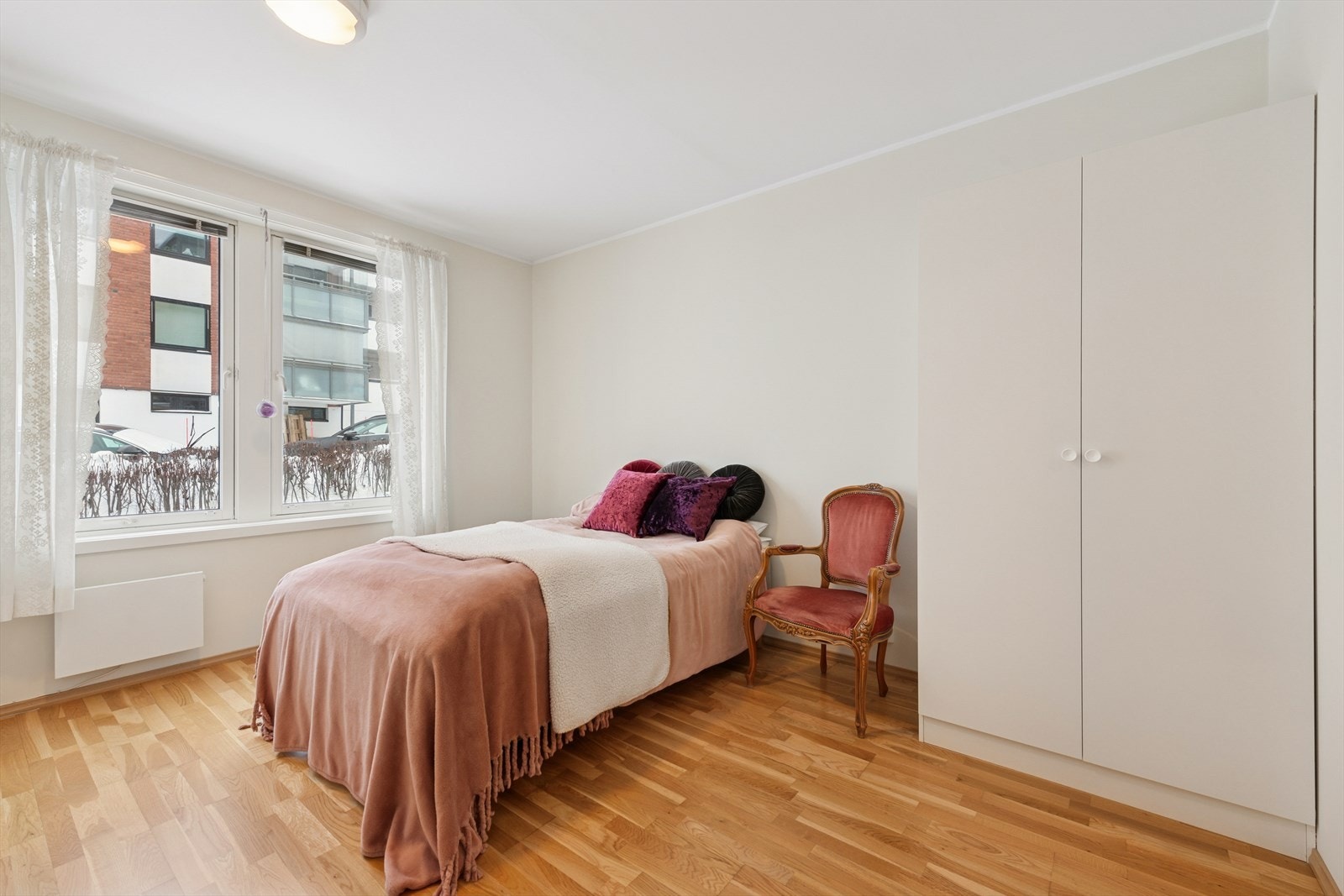 Store vinduer som slipper inn rikelig med lys. Galleribilde