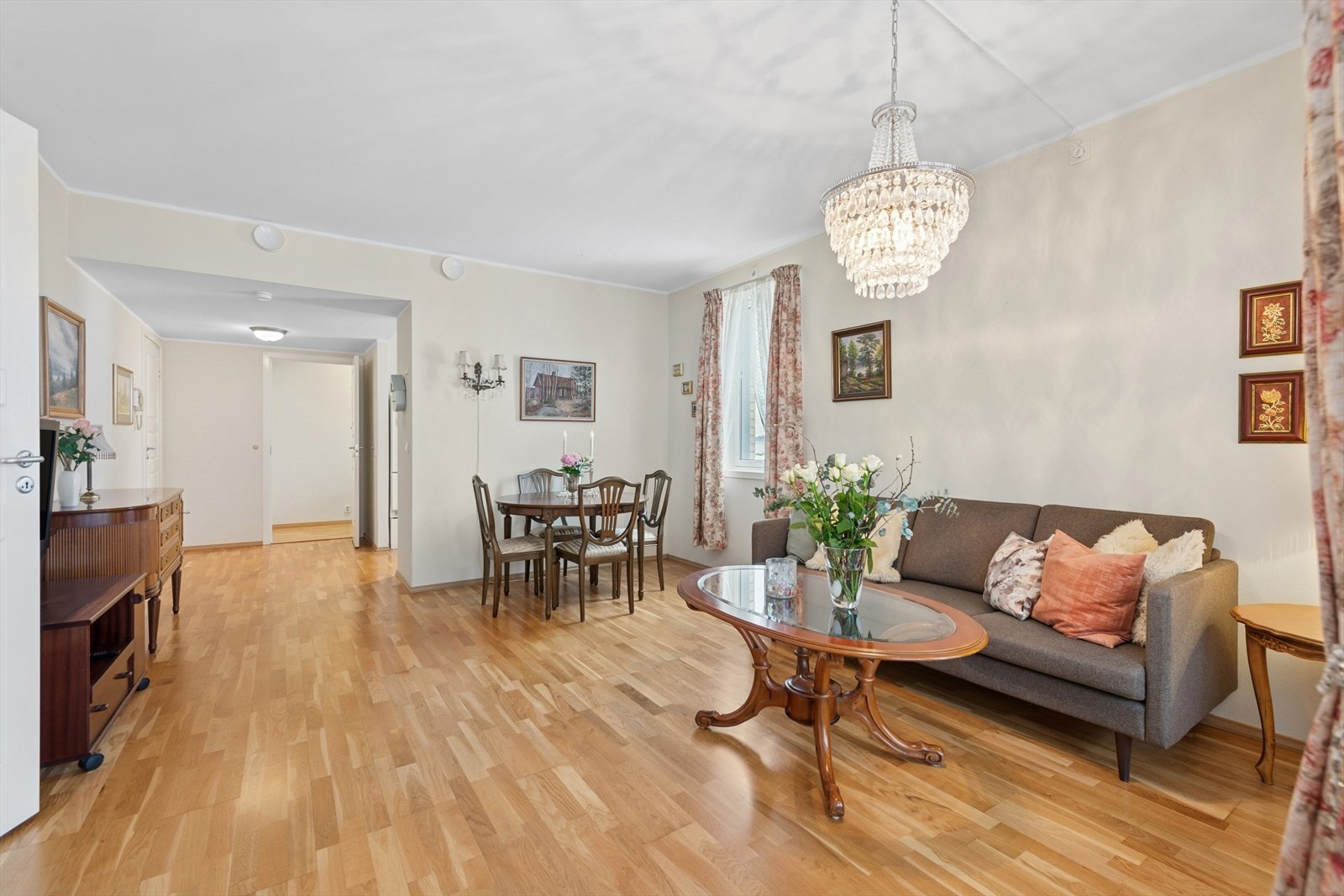 Leiligheten har en romslig stue med store vinduer som tilfører godt med naturlig lys. Galleribilde