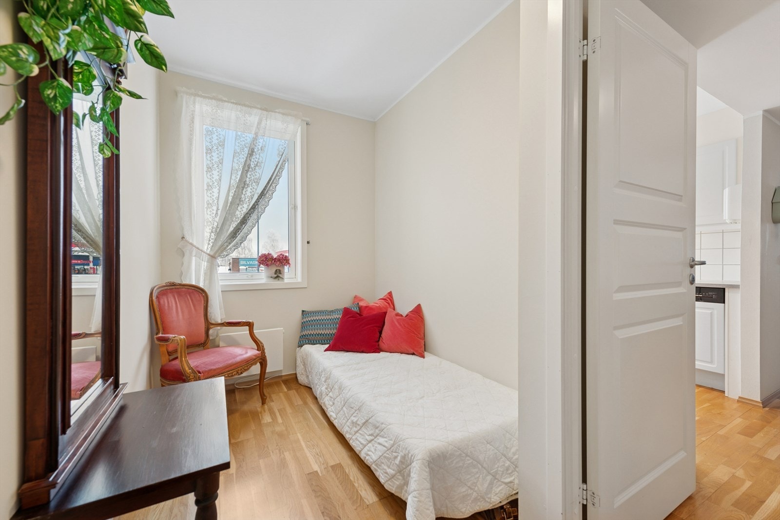 Rommet er holdt i lyse farger. Galleribilde