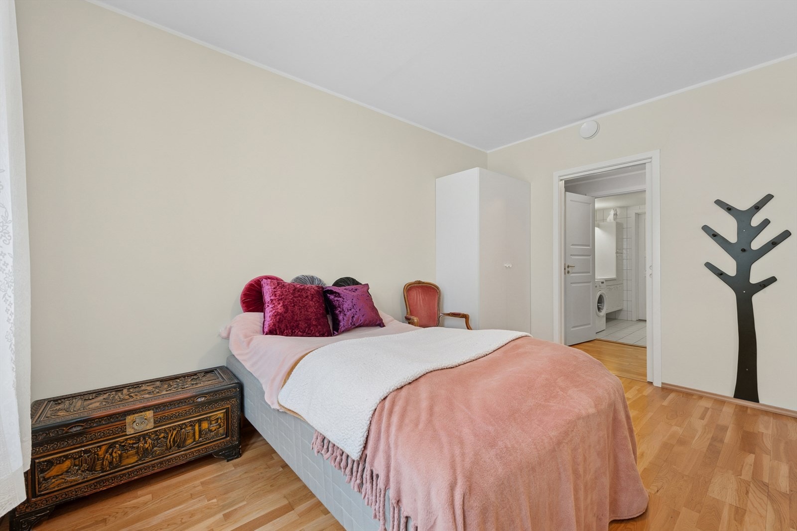 Leiligheten har to gode soverom. Hovedsoverommet er av god størrelse med god plass til en dobbeltseng, garderobeskap og annet ønskelig møblement. Galleribilde