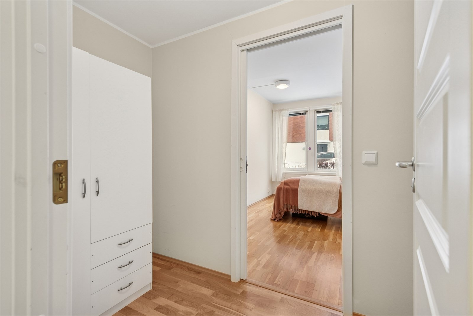 Walk- in som knytter soverommet og badet sammen. Galleribilde