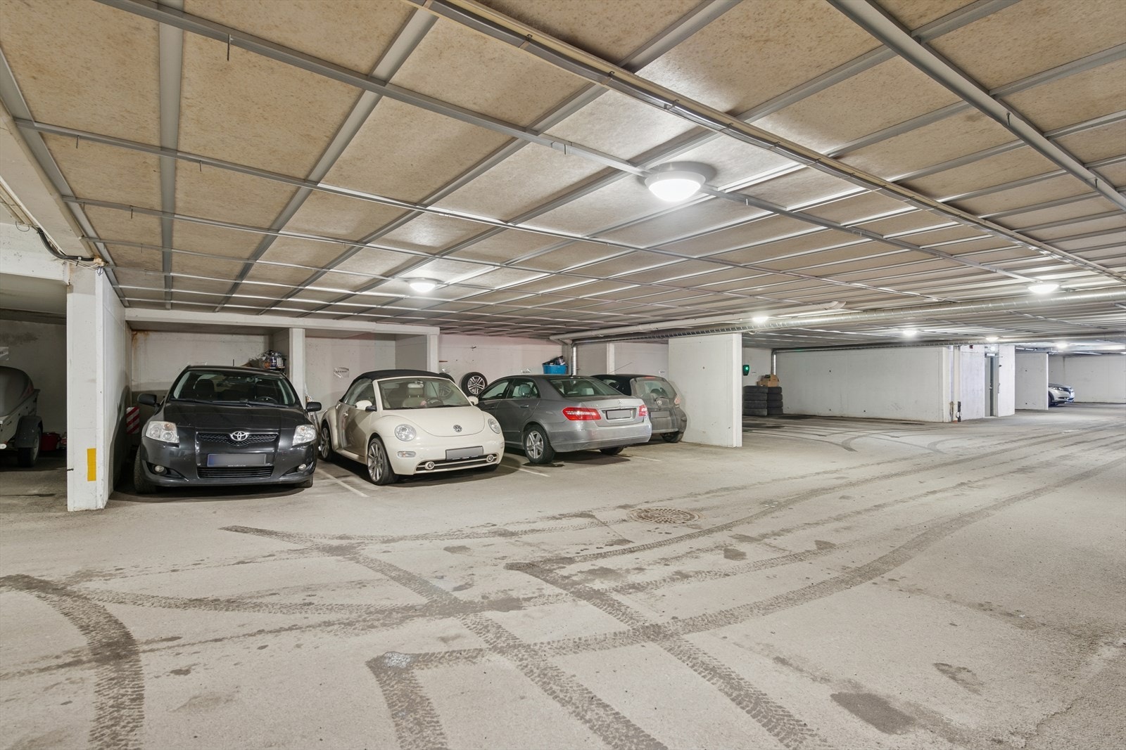 Leiligheten disponerer p-plass i felles garasjekjeller. Galleribilde