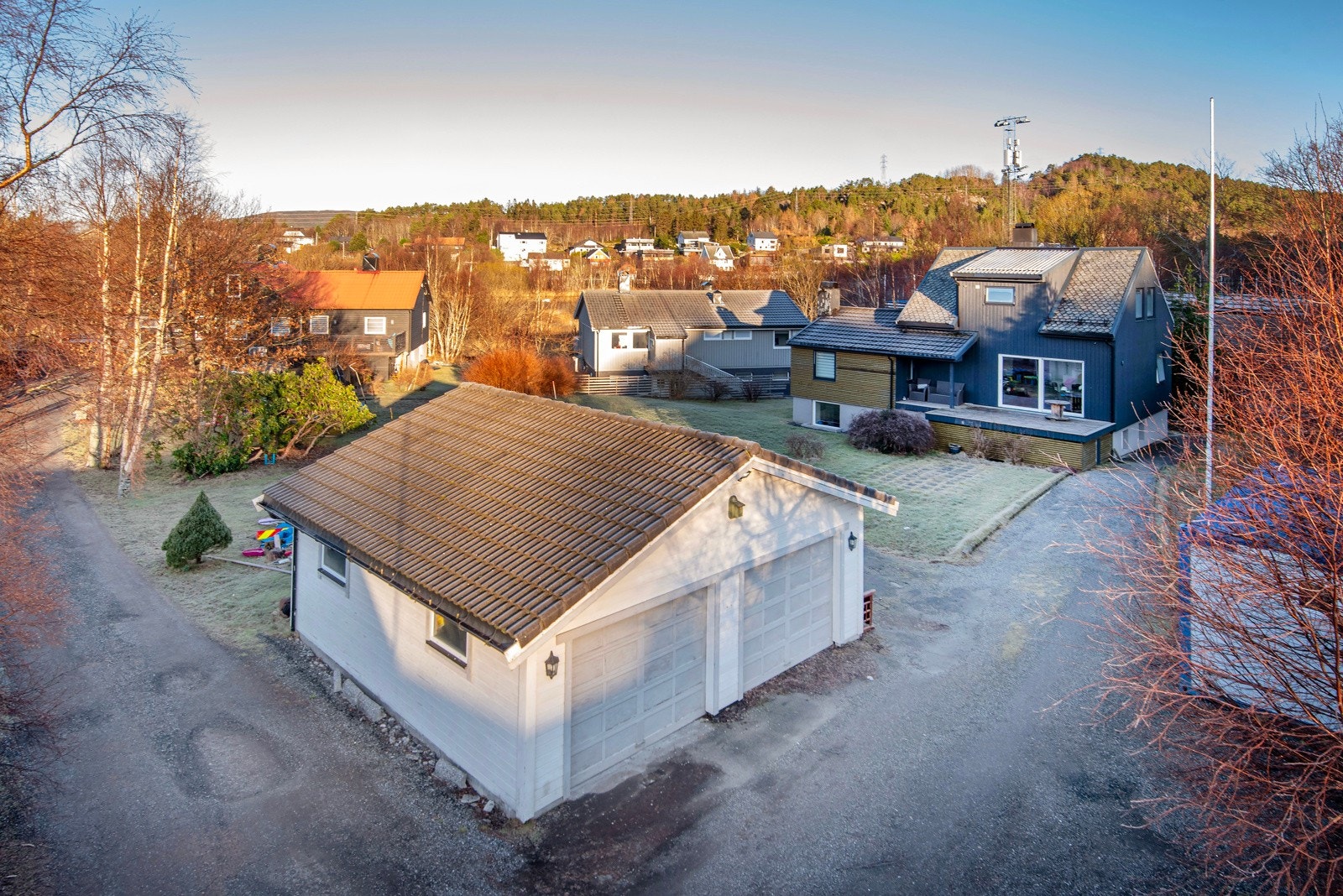 I dag står det en dobbel garasje på tomten som må rives. Galleribilde