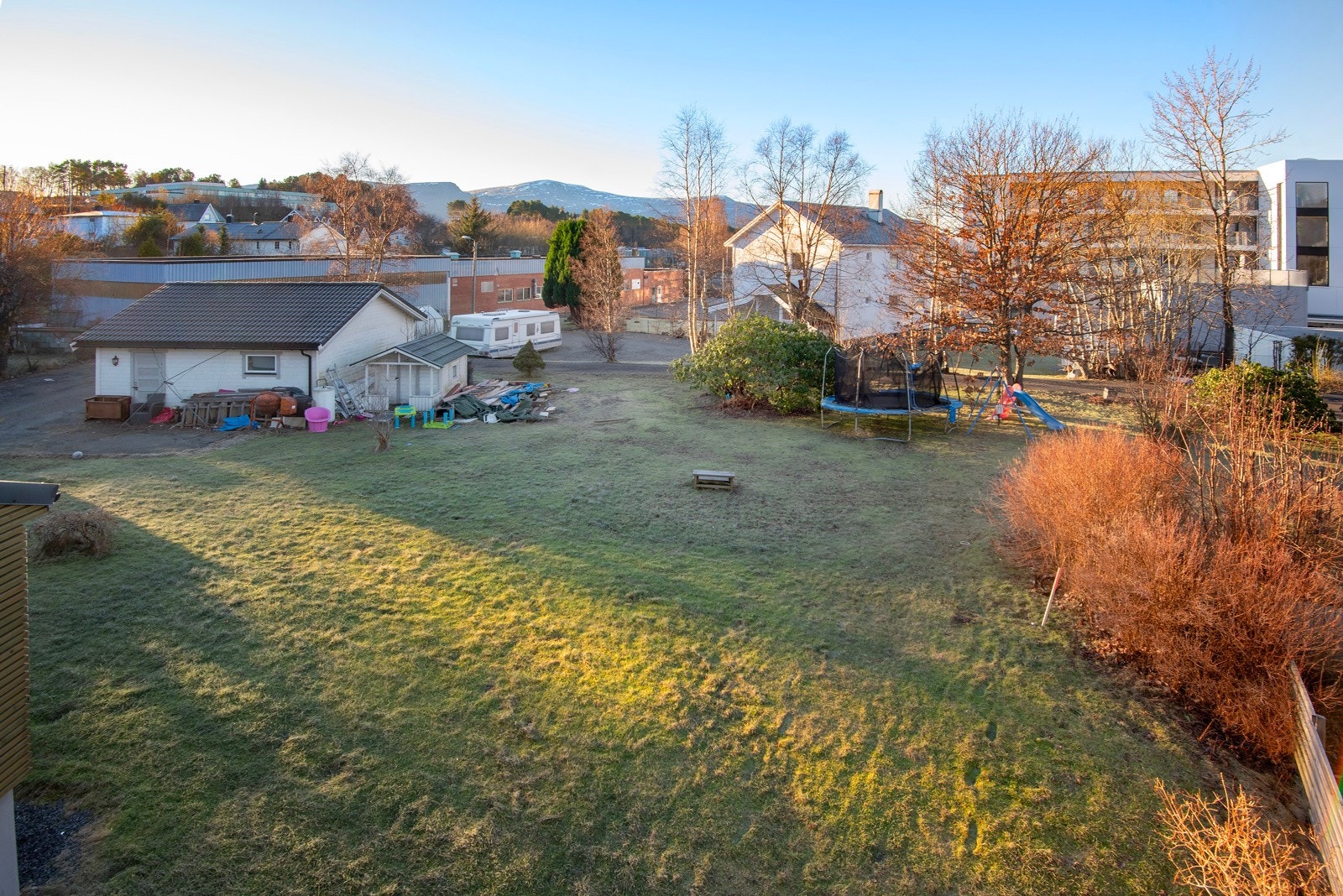Fra din nye bolig blir det flotte muligheter til å besøke venner i nærområdet, stoppe på butikken på vei hjem fra jobb og slippe av ungene i barnehagen på vei til job Galleribilde