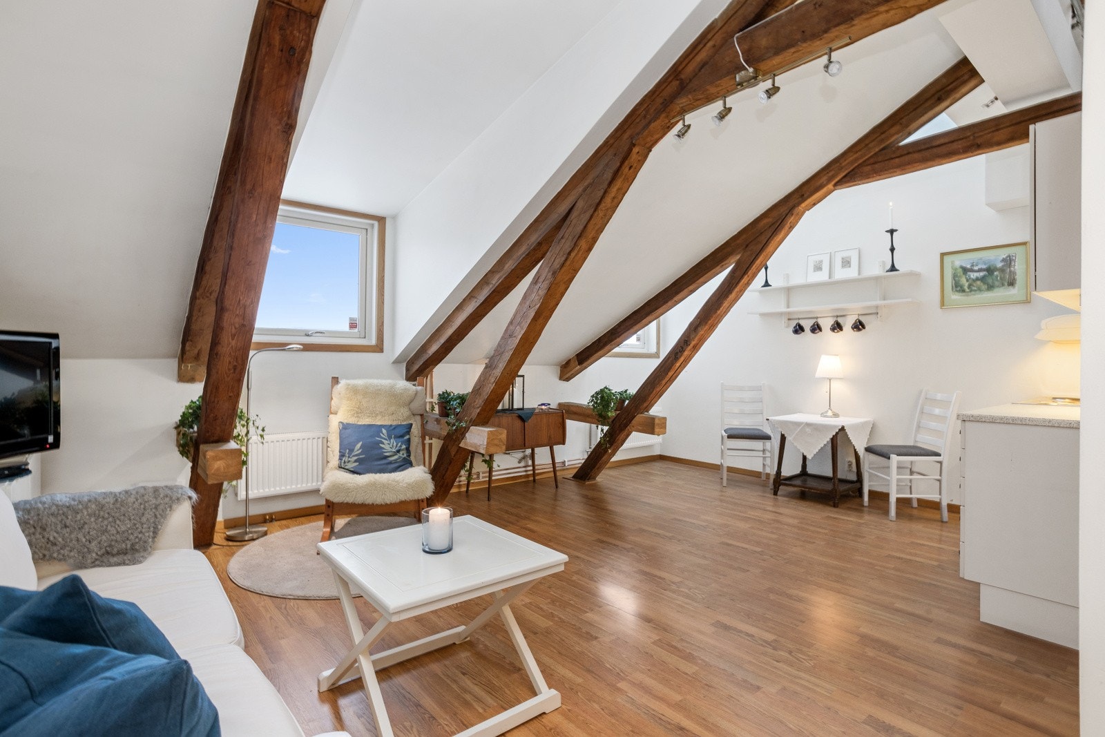 I leiligheten er det god plass til både spisegruppe, sofagruppe og TV-hjørne Galleribilde