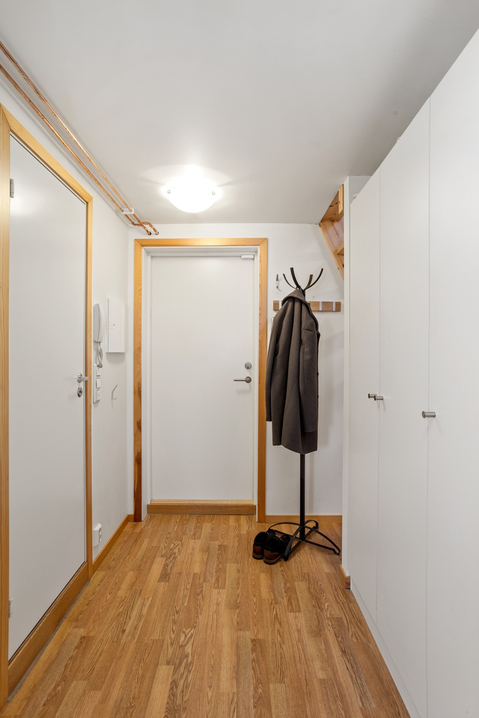 Det er avsatt plass til garderobeskap, som gjør det enkelt å skjule både sko og jakker, som skaper et ryddig førsteinntrykk. Fra gangen er det adkomst til badet og videre inn i stuen Galleribilde