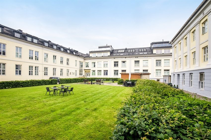 Mellom bygningene er det et lunt atrium med opparbeidede rekreasjonsarealer, lekeplass og grillplass. Galleribilde