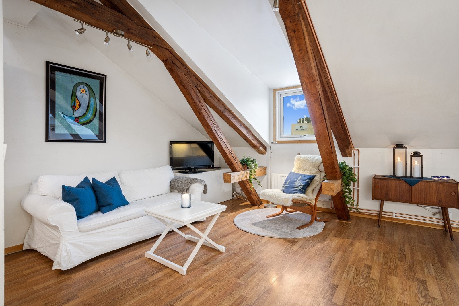 Takbjelkene er en flott detalj som skaper karakter og lun atmosfære i rommet Galleribilde