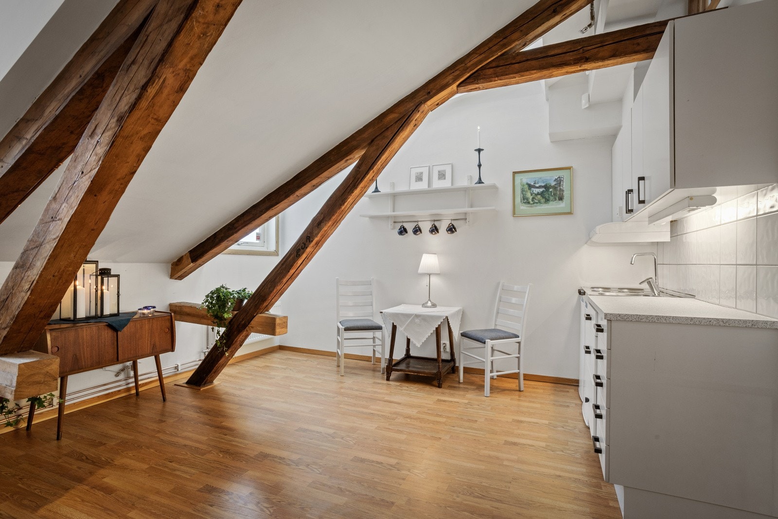 Åpen løsning mellom stue og kjøkkenet Galleribilde