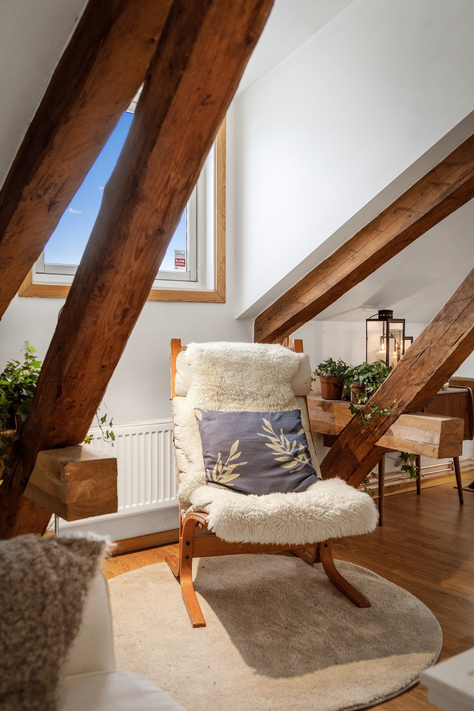 Lesekrok med vindu mot rolig atrium. Galleribilde