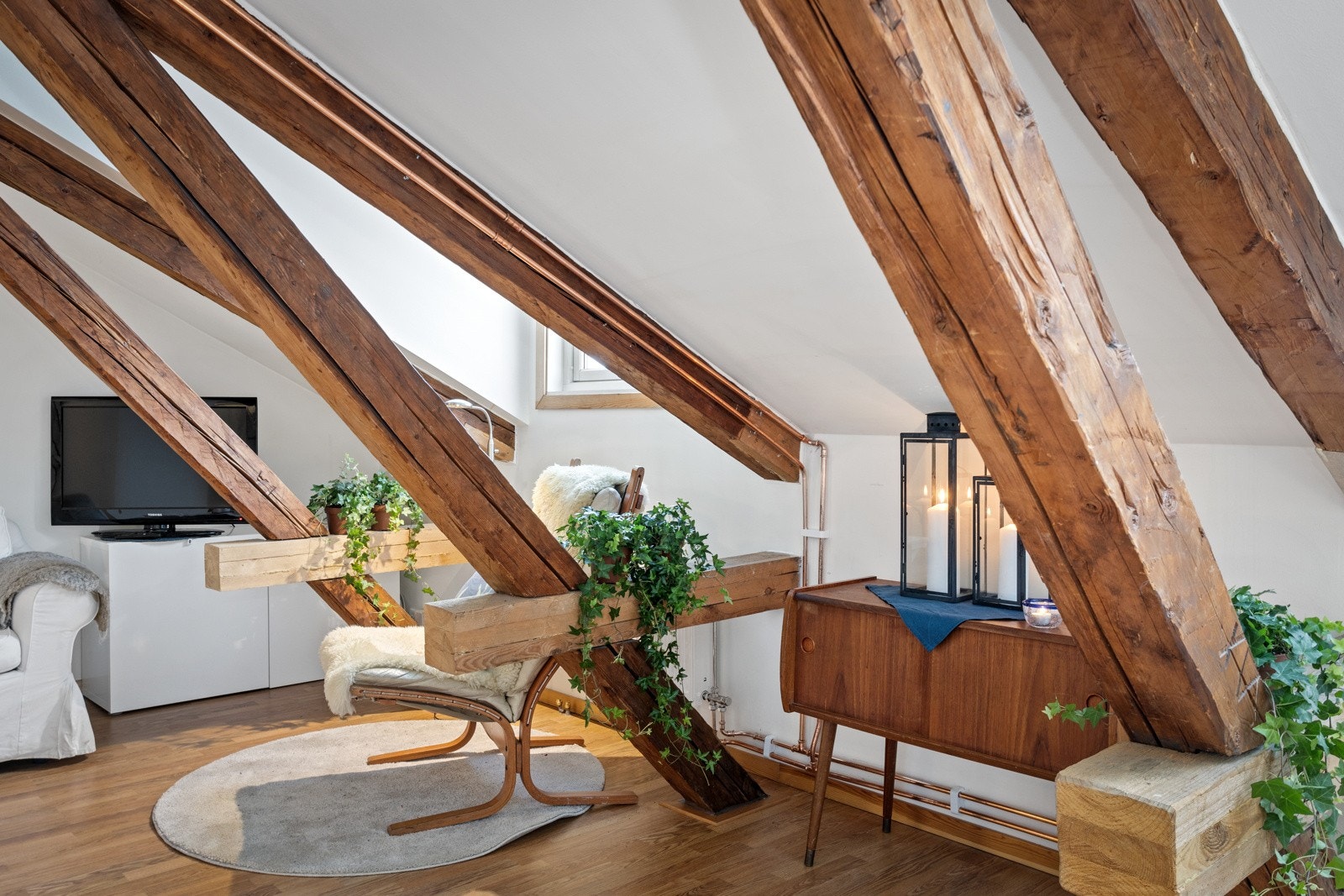 Takbjelkene er en flott detalj som skaper karakter og en lun atmosfære i rommet Galleribilde