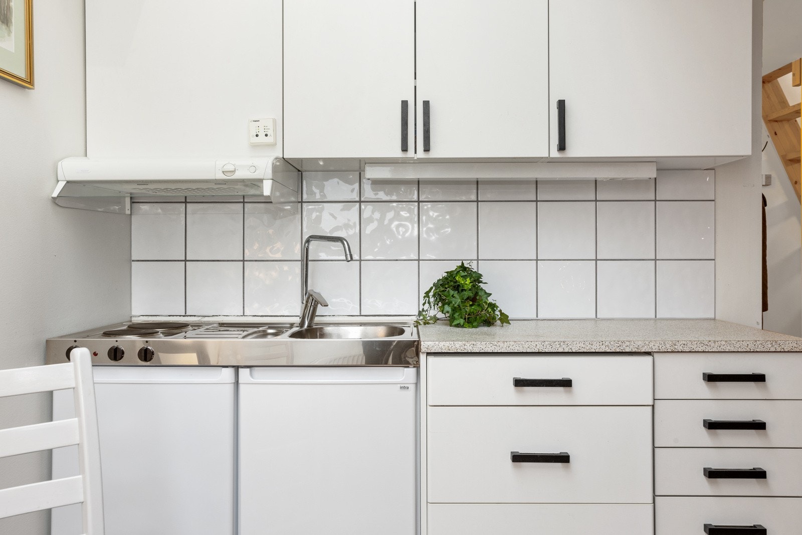 Fliser og belysning mellom over- og underskap Galleribilde