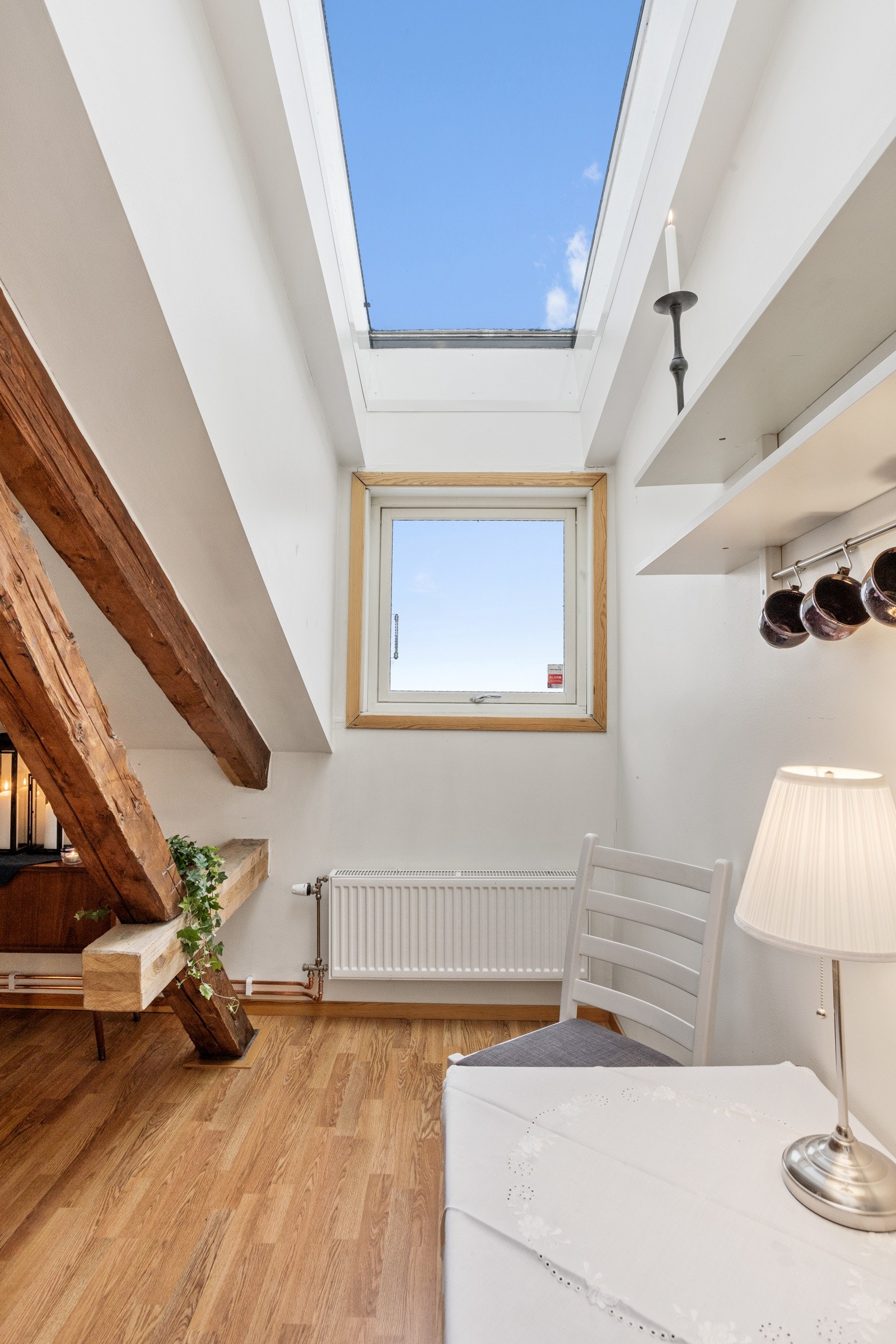 Spiseplass under takvindu Galleribilde