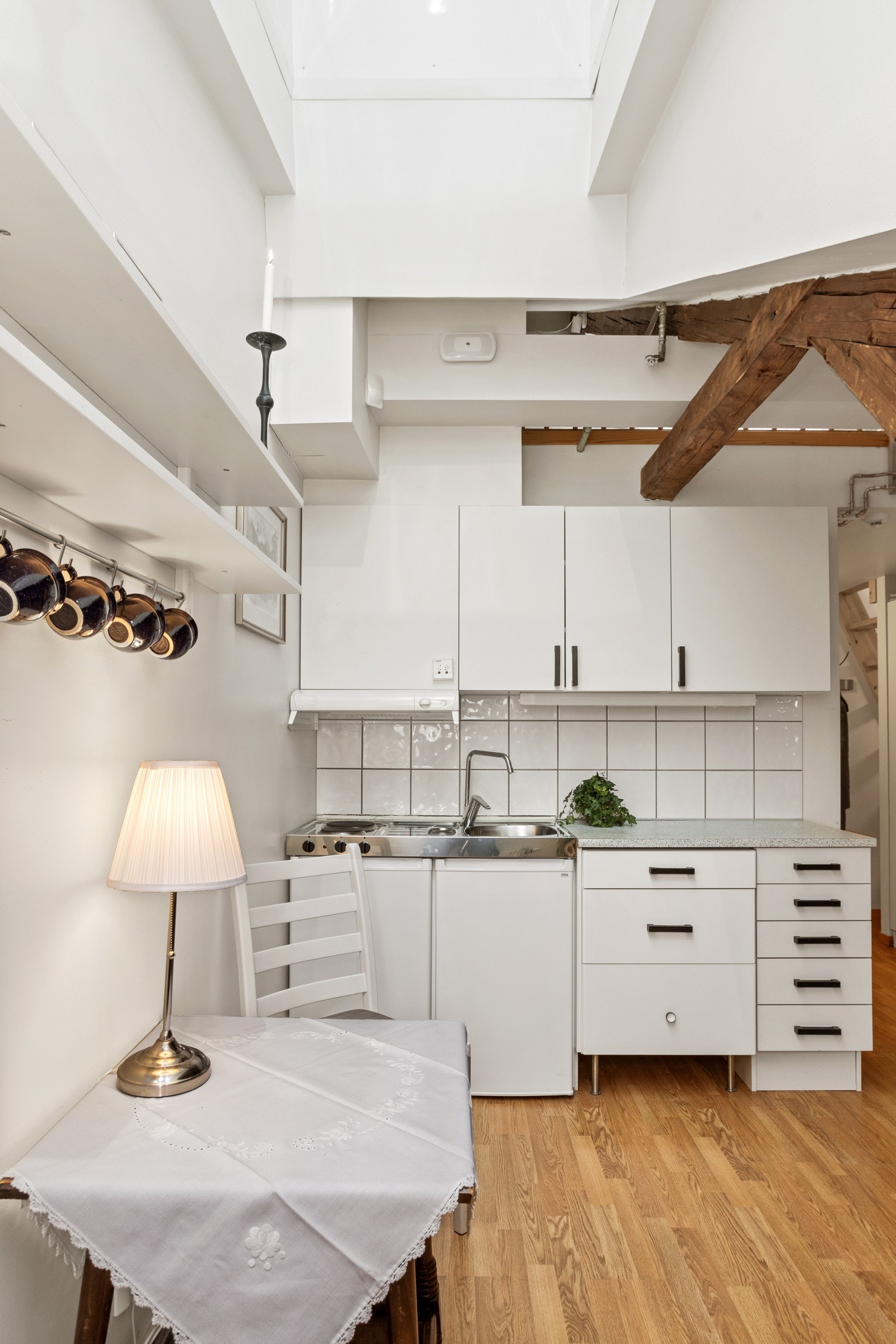 Innredningen er fra 2004, med nyere kjøkkenvask med platetopp og kjøpeskap fra 2021/2022. Galleribilde