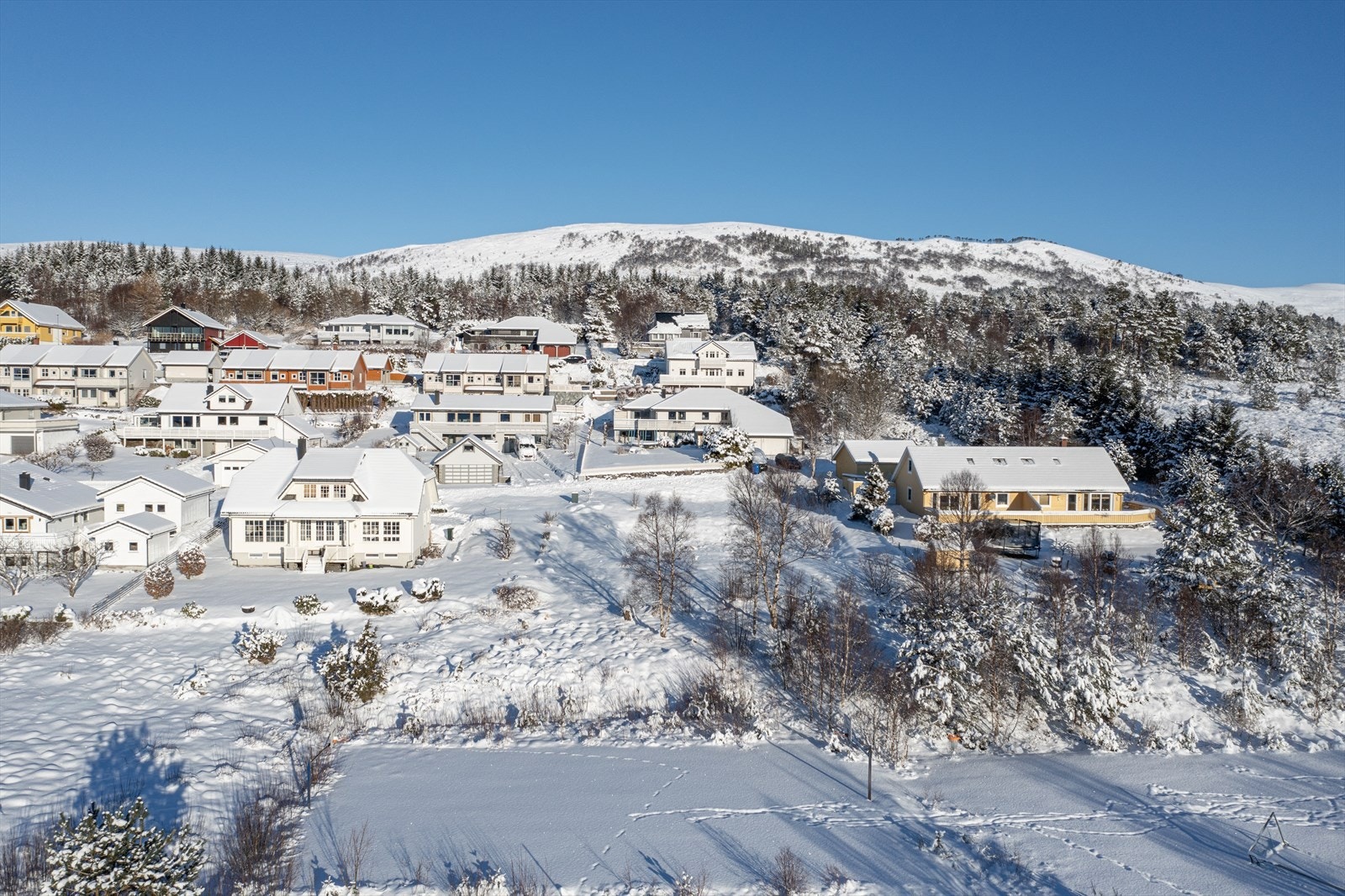 Tomten er slakt skrående og sørvent Galleribilde